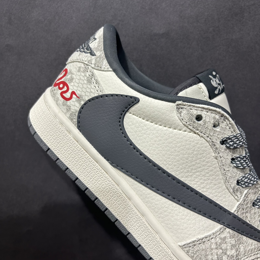 图片[6]-【定制版】Travis Scott x Fragment Design x Air Jordan 1 Low OG SP AJ1 乔1 蛇年限定 灰蛇鳞灰勾 低帮文化休闲板鞋 XS3086-009rn#多方联名合作融合了Travis Scott 独特的音乐风格，藤原浩个性的设计风格以及Jordan品牌的经典元素 使其成为一双具有独特身份和价值的鞋子 清新而立体的外观加上联名标识更突出了其独特身份 这种配色方案显示出活力和时尚感 在视觉上引人注目  鞋身的质感和细腻的细节处理使其显得高端而格调十足  这款“倒钩”联名是设计与创意完美结合  融合多方的个性风格是一款备受瞩目的潮流鞋款r 尺码：36 36.5 37.5 38 38.5 39 40 40.5 41 42 42.5 43 44 44.5 45  编码：HXS320340-莆田鞋批发中心