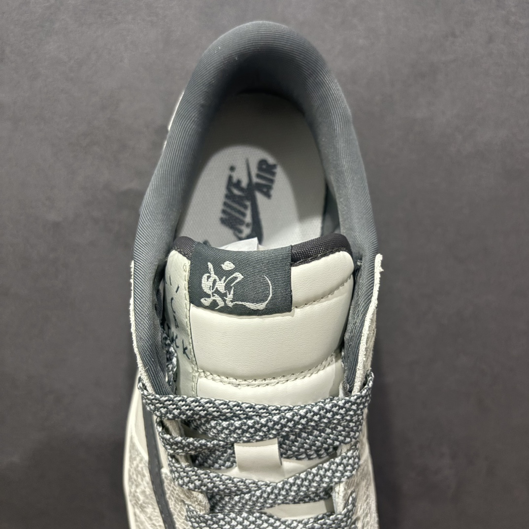 图片[7]-【定制版】Travis Scott x Fragment Design x Air Jordan 1 Low OG SP AJ1 乔1 蛇年限定 灰蛇鳞灰勾 低帮文化休闲板鞋 XS3086-009rn#多方联名合作融合了Travis Scott 独特的音乐风格，藤原浩个性的设计风格以及Jordan品牌的经典元素 使其成为一双具有独特身份和价值的鞋子 清新而立体的外观加上联名标识更突出了其独特身份 这种配色方案显示出活力和时尚感 在视觉上引人注目  鞋身的质感和细腻的细节处理使其显得高端而格调十足  这款“倒钩”联名是设计与创意完美结合  融合多方的个性风格是一款备受瞩目的潮流鞋款r 尺码：36 36.5 37.5 38 38.5 39 40 40.5 41 42 42.5 43 44 44.5 45  编码：HXS320340-莆田鞋批发中心