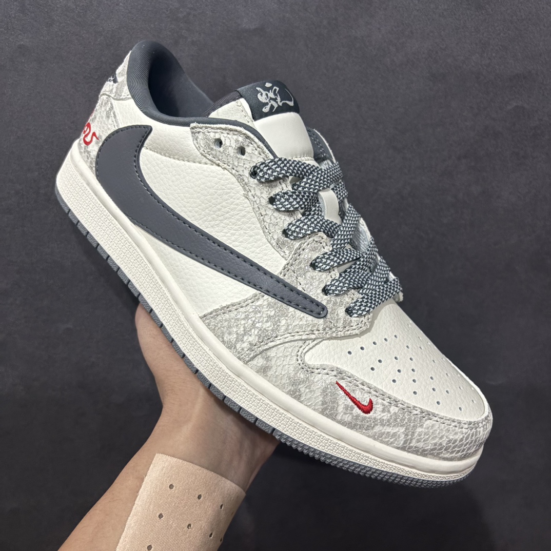 图片[3]-【定制版】Travis Scott x Fragment Design x Air Jordan 1 Low OG SP AJ1 乔1 蛇年限定 灰蛇鳞灰勾 低帮文化休闲板鞋 XS3086-009rn#多方联名合作融合了Travis Scott 独特的音乐风格，藤原浩个性的设计风格以及Jordan品牌的经典元素 使其成为一双具有独特身份和价值的鞋子 清新而立体的外观加上联名标识更突出了其独特身份 这种配色方案显示出活力和时尚感 在视觉上引人注目  鞋身的质感和细腻的细节处理使其显得高端而格调十足  这款“倒钩”联名是设计与创意完美结合  融合多方的个性风格是一款备受瞩目的潮流鞋款r 尺码：36 36.5 37.5 38 38.5 39 40 40.5 41 42 42.5 43 44 44.5 45  编码：HXS320340-莆田鞋批发中心