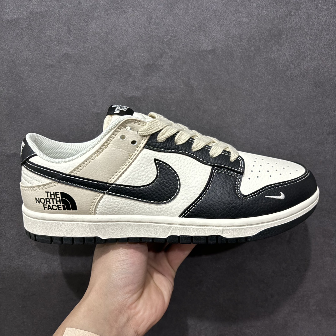 【定制版】NIKE SB Dunk Low x The North Face 白黑米小钩n公司级出品 极力推荐n原装头层材料 独家版型蒸餾加工n帶來的是更好的视觉和脚感体验n大厂纯原品质出货 清洁度 电绣工艺皮料切割干净无任何毛边 细节完美官方货号：XX9933 033 尺码： 36 36.5 37.5 38 38.5 39 40 40.5 41 42 42.5 43 44 44.5 45 编码：CC280300-莆田鞋批发中心