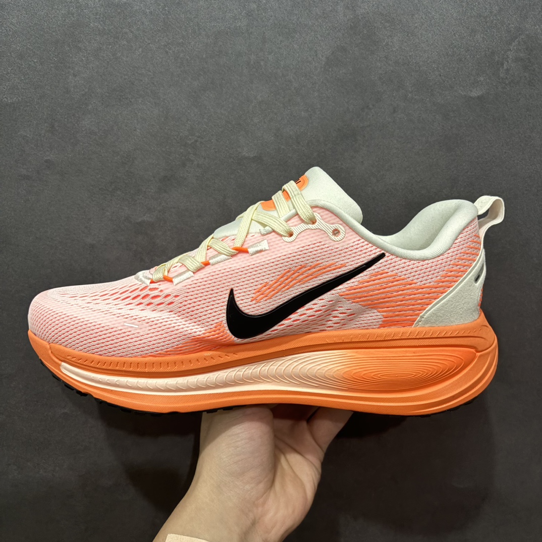 图片[2]-【纯原版】耐克Nike Vomero 18 ZoomX\”Bright Crimson/Black\”佛莫罗18代系列低帮轻质厚底缓震公路透气休闲运动跑步鞋“米亮橙米白黑”HM6804-600n男女鞋真标半码制n升级原楦原数据开发纸版n采用科技织法轻盈织物合成鞋面材质nZoomX 泡绵后跟和前掌 ReactX 泡绵n外置外置防滑耐磨橡胶底片造舒适迈步体验,助力日常畅跑！n 尺码：36 36.5 37.5 38 38.5 39 40 40.5 41 42 42.5 43 44 44.5 45nn耐克Vomero18采用ZoomX与ReactX泡绵缓震，堆叠高度46毫米，鞋底橡胶材质，鞋面精制网布，设计独特色彩丰富，2025年2月27日全球发售，主打超强缓震与路跑舒适度。跑得更远、更快、突破极限的同时，享受舒适的跑感。这就是耐克推出 Vomero 18 时向所有跑者发出的邀请，它为超强缓震和路跑舒适度上树立了新标杆。新款 Vomero 采用贯穿全掌的 ZoomX 泡绵与分布于后跟和前掌的 ReactX 泡绵的组合，实现双层双密度泡绵缓震，提供出色脚感。堆叠高度提升至 46 毫米，较前作增加 6 毫米，刷新了 Vomero 系列的历史最高堆叠高度，带来了非凡的缓震效果。Vomero 18 的鞋底采用耐用的橡胶材质，提供长距离跑步中所需的抓地力。鞋底的向上弧度和强化的弧形摇杆设计，帮助跑者实现更加顺畅平滑的跟趾过渡。鞋面采用柔软富有弹性的精制网布，确保鞋头和鞋舌的透气性。除了功能性，Vomero 18 还自带独特的视觉吸引力。既大胆又柔和，其外形凭借设计细节脱颖而出，突显每一次跑步和日常生活的独特魅力。例如，Vomero 18 的鞋跟上扬设计象征着运动的起步，同时也是跑者每一步都能体验到鞋中最大缓震的地方。流线型的鞋身既美观又富有动感，使每一次跑步更加连贯；材质的纹理相得益彰，形成了富有活力的视觉效果。 编码：YB270290-莆田鞋批发中心