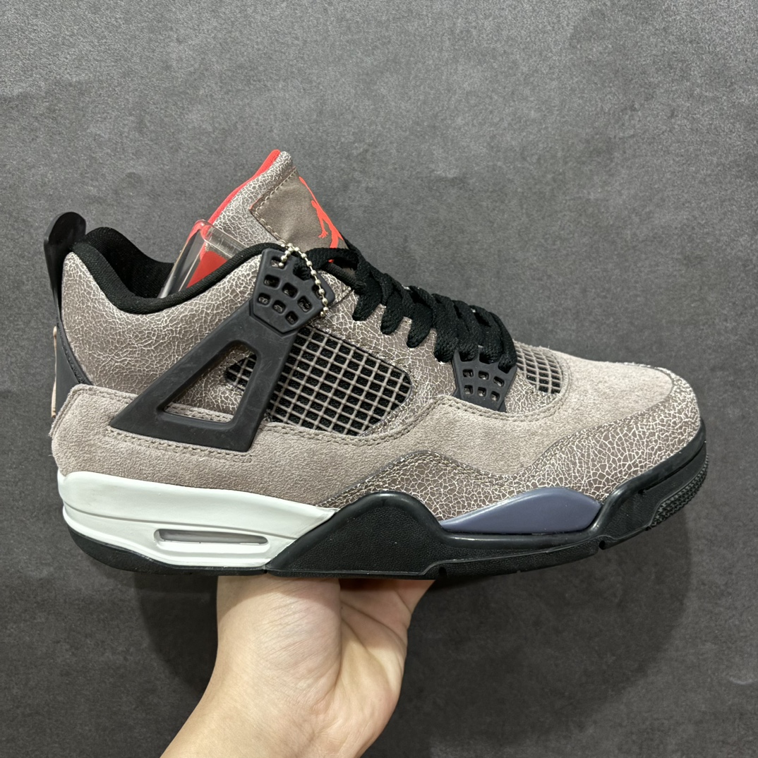 【头层跑量版】Air Jordan AJ4 Retro 系列n区分市面的各种假特价n全头层皮料 大底有正确刷漆n真材实料 做工扎实 拒绝劣质品质n原纸板楦头开发 完美鞋型 鞋柜必备鞋款 终端现货供应品质可见 真正好货福利白菜价💪🏻 尺码：40-46含半码 编码：WE260280-莆田鞋批发中心