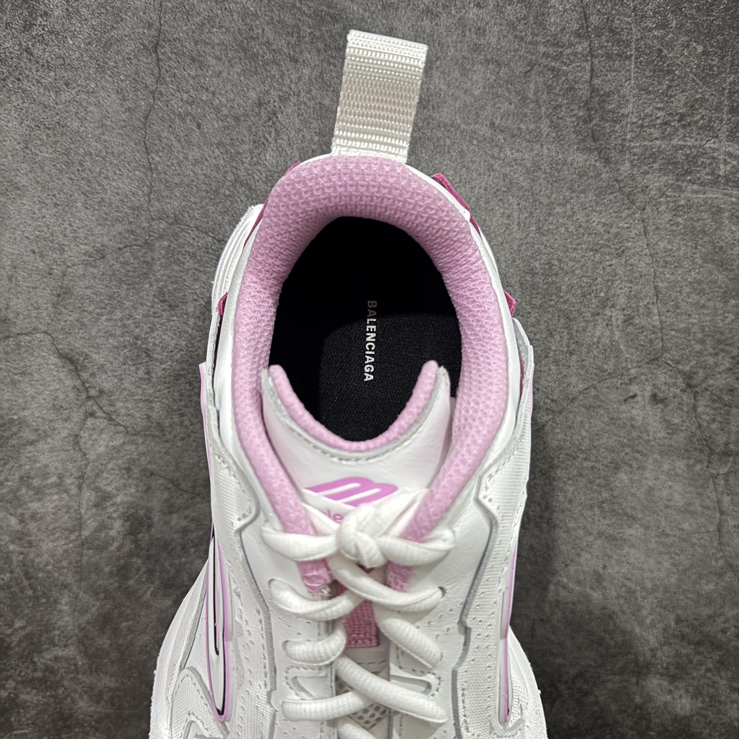  
【XA纯原】最新外贸批次 Balenciaga巴黎世家16代 MONDAY 白色

其前卫的设计、夸