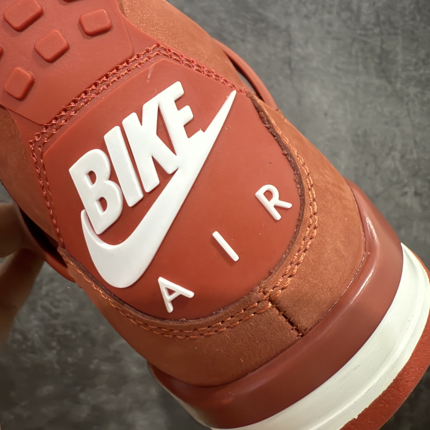 图片[3]-【原厂版】 Nigel Sylvester x Air Jordan AJ4 “Brick by Brick” 联名红砖 货号：HF4340-800 全新升级改良 原鞋原楦原纸板同源开发 完美呈现乔4的版型 内侧正确双色网格 还原细节 原厂皮料 正确气垫颜色 正确网格工艺 正确拉帮工艺 全鞋原装材料制作 原档案原模具打造 支持全方位与正品对比 尺码：40 40.5 41 42 42.5 43 44 44.5 45 46 47.5-选品中心