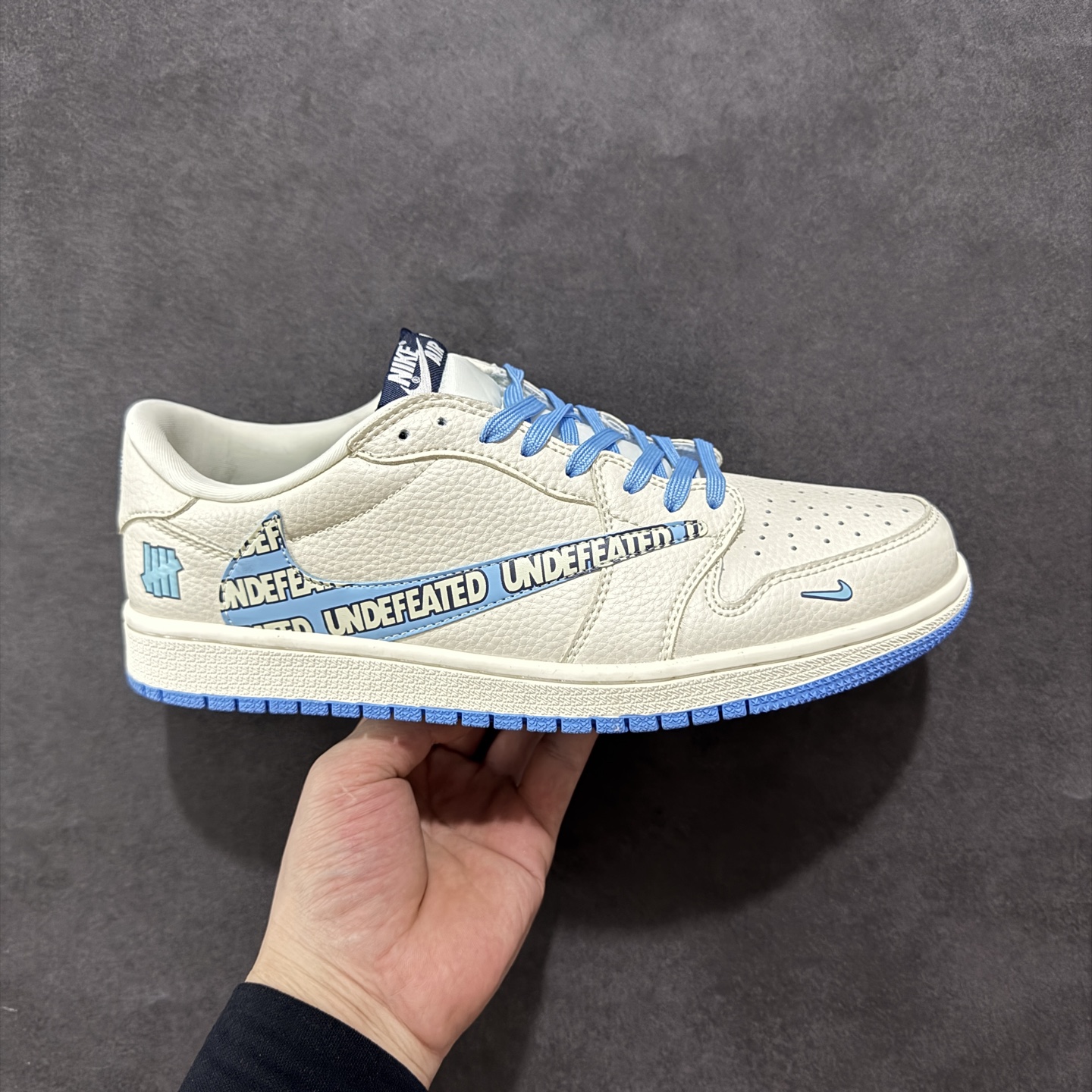 280 定制版Travis Scott x Fragment Design x Air Jordan 1 Low SP AJ1 UN联名 米蓝英文勾 低帮文化休闲板鞋 LD2025-013