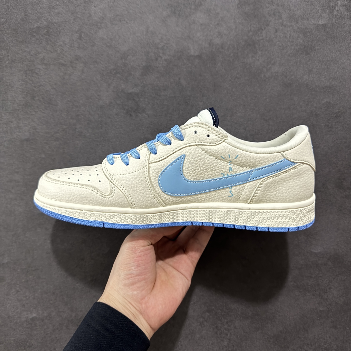 280 定制版Travis Scott x Fragment Design x Air Jordan 1 Low SP AJ1 UN联名 米蓝英文勾 低帮文化休闲板鞋 LD2025-013