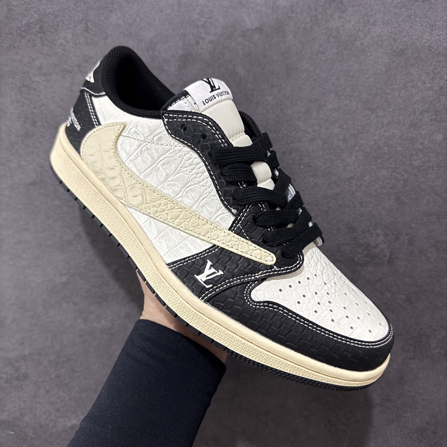 280 定制版Travis Scott x Fragment Design x Air Jordan 1 Low SP AJ1 LV联名 米黑鳄鱼纹 低帮文化休闲板鞋 XX3168-152