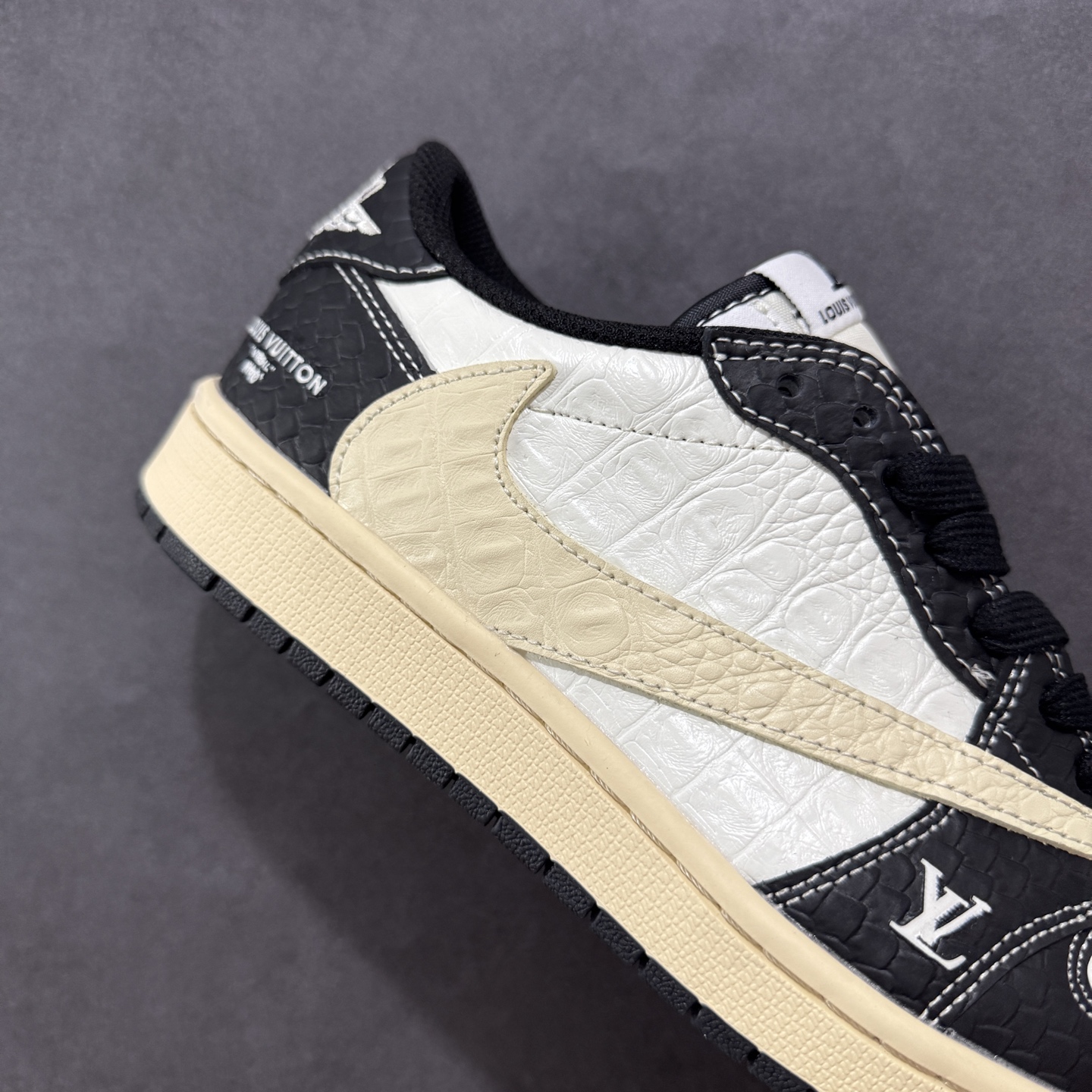 280 定制版Travis Scott x Fragment Design x Air Jordan 1 Low SP AJ1 LV联名 米黑鳄鱼纹 低帮文化休闲板鞋 XX3168-152