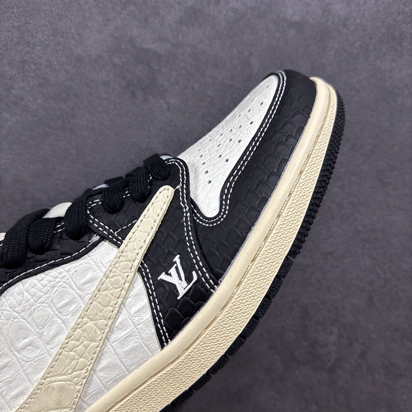 280 定制版Travis Scott x Fragment Design x Air Jordan 1 Low SP AJ1 LV联名 米黑鳄鱼纹 低帮文化休闲板鞋 XX3168-152