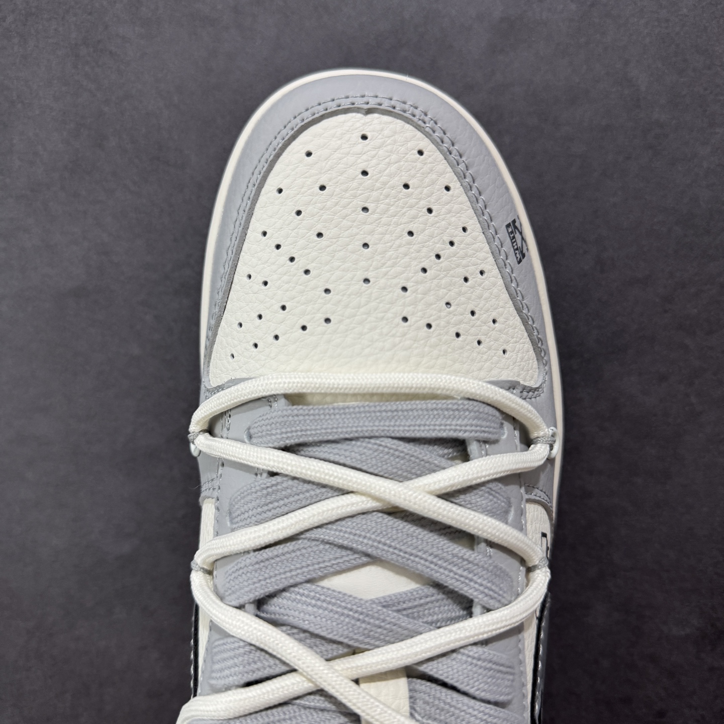 300 定制版Nike SB Dunk Low Off-White系列 绑带爱心灰勾 周年高端定制 低帮休闲板鞋 DM6868-078