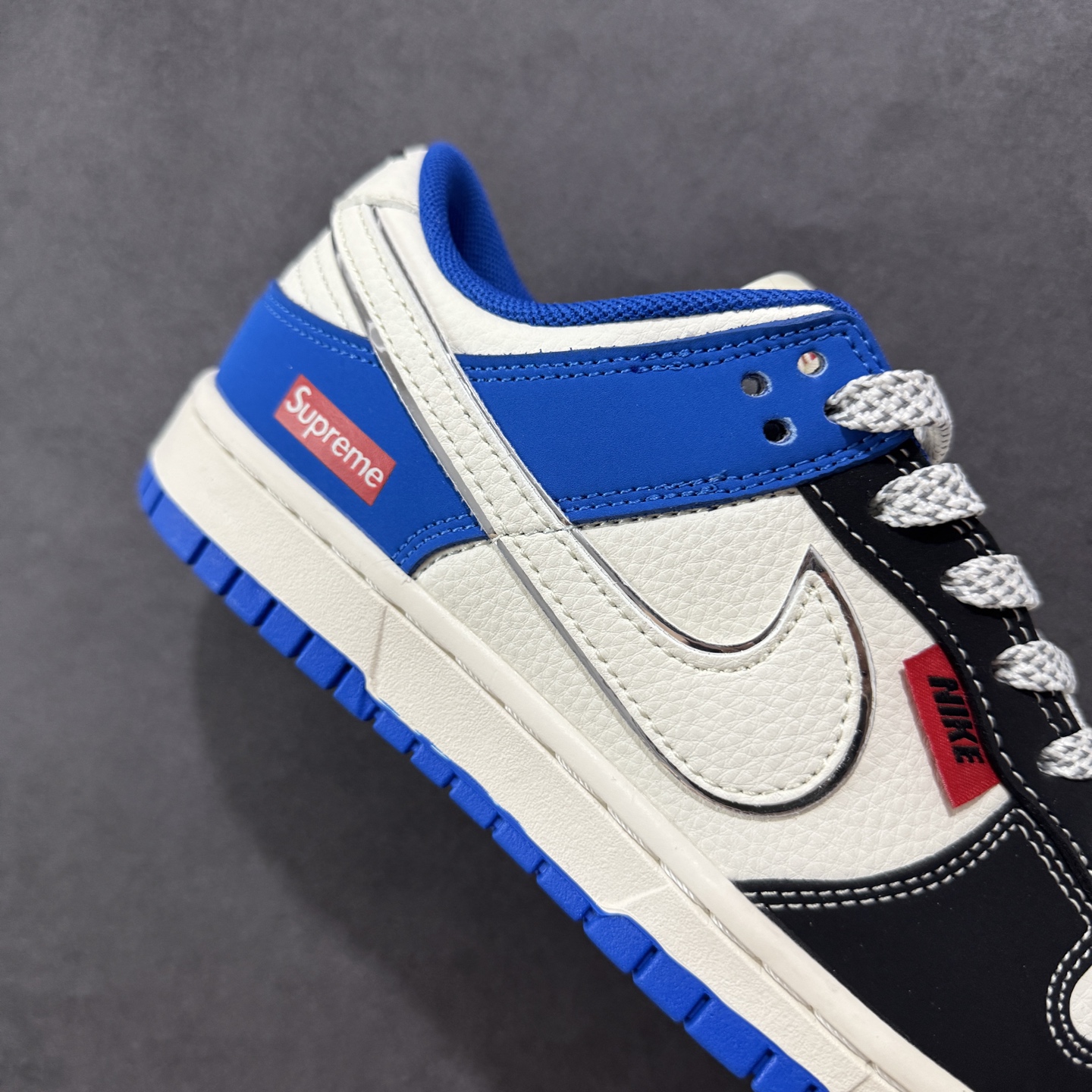 240 定制版Nk SB Dunk Low 定制配色 Supreme联名 Dunk系列复古低帮休闲百搭板鞋 XD1588-203