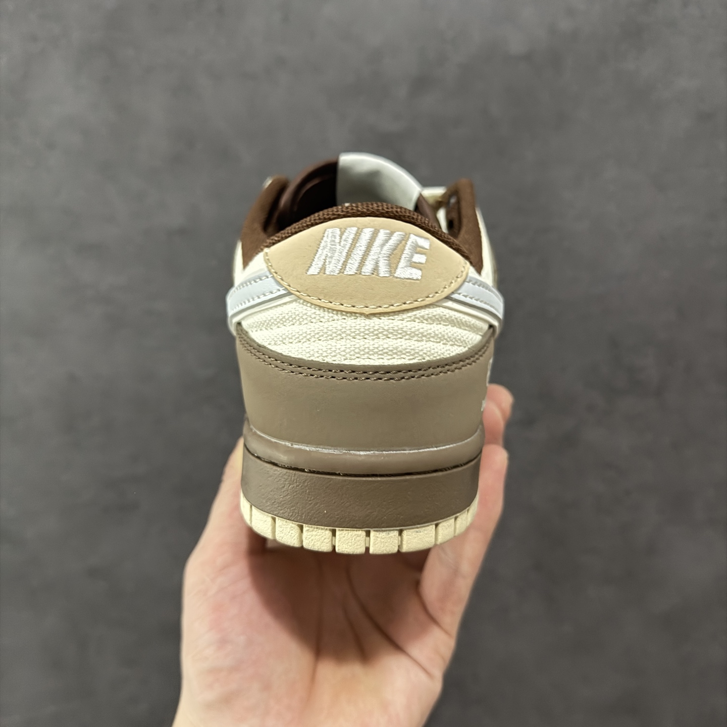 260 定制版海外爆款限量发售！高端定制Nike SB Dunk Low 巴黎世家联名--- 帆布灰灰褐 高端定制 低帮休闲板鞋 XD1588-201
