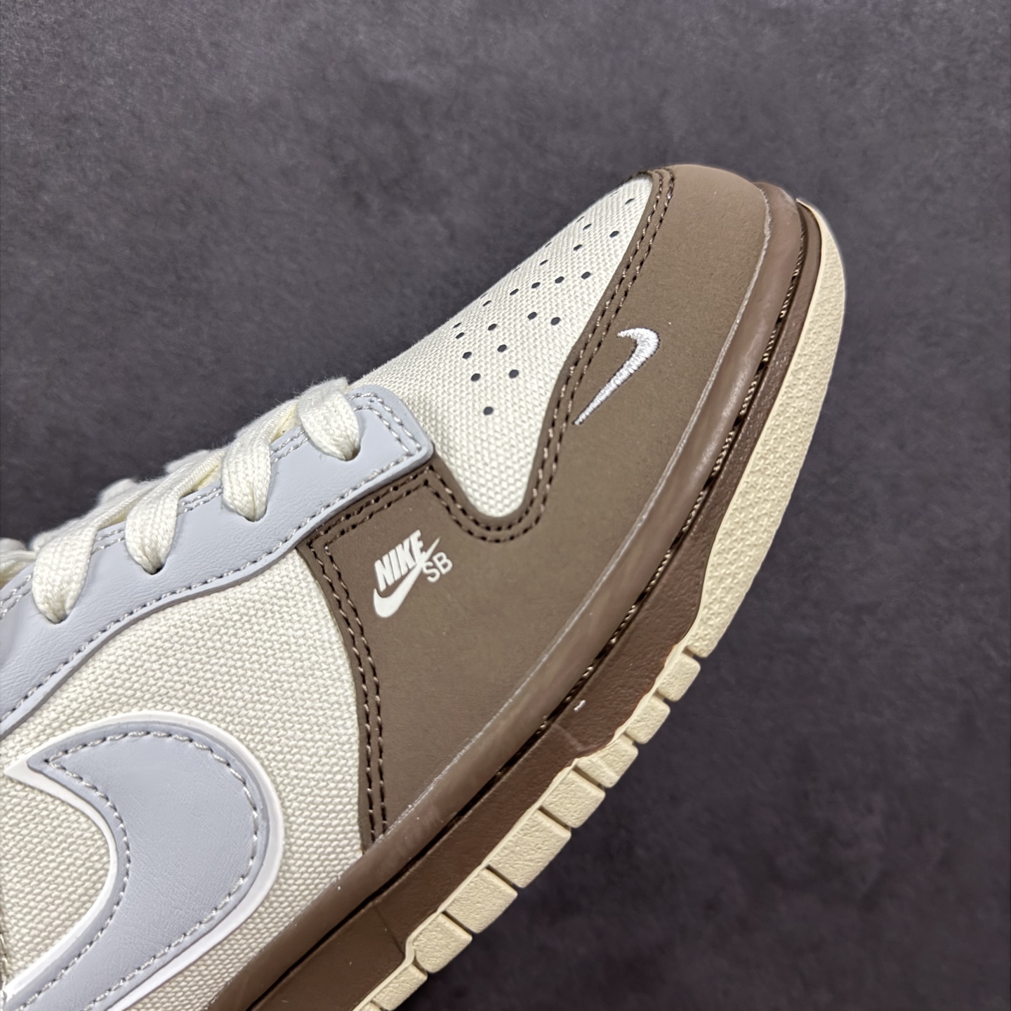 260 定制版海外爆款限量发售！高端定制Nike SB Dunk Low 巴黎世家联名--- 帆布灰灰褐 高端定制 低帮休闲板鞋 XD1588-201