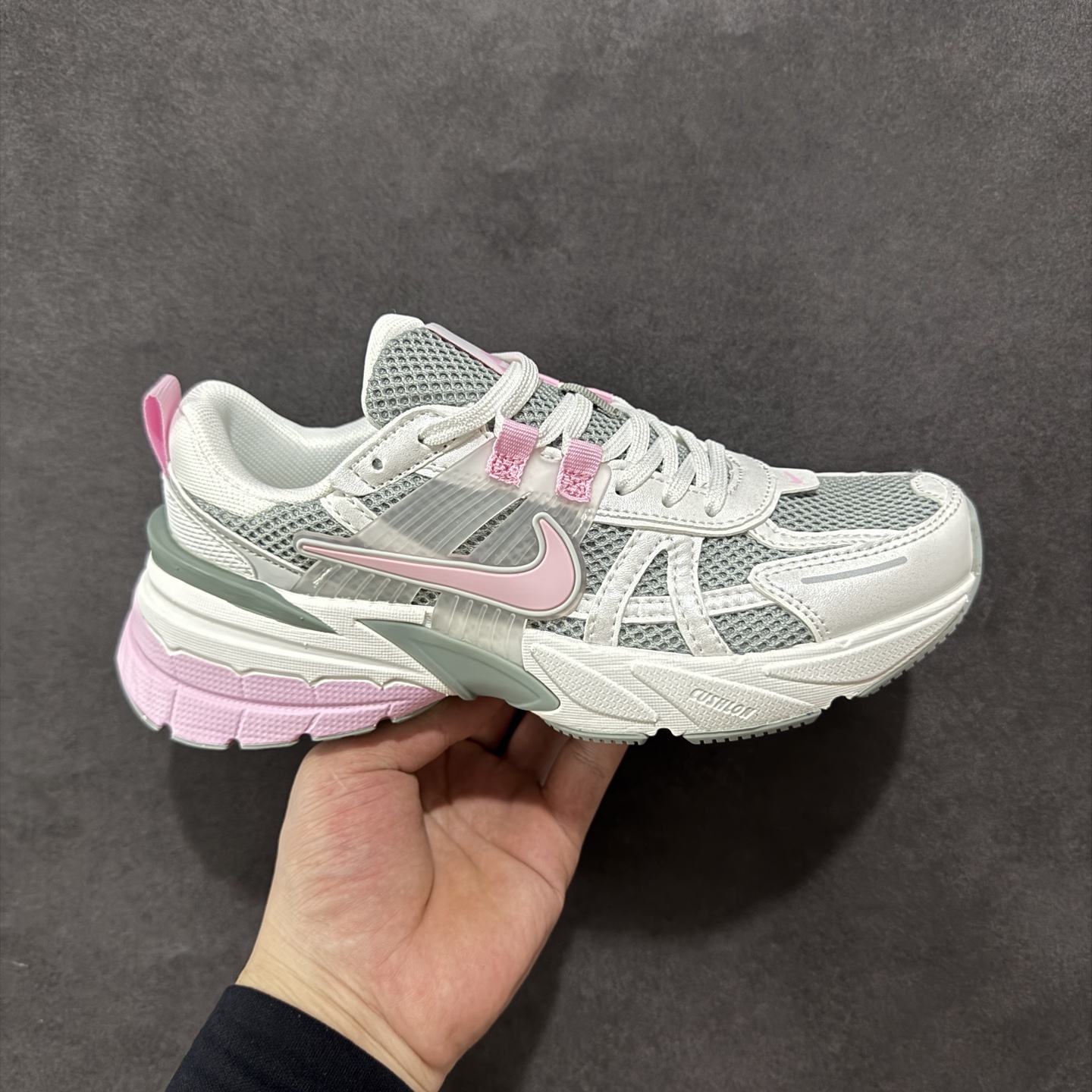 【公司级】NK V2k Runtekk 复古老爹鞋跑步鞋 HQ4046-100 材质上使用大面积网眼 皮革 TPU 组成 支撑和透气性肯定不错 中底处由 Cushlon 泡绵打造 保证在压马路时可以提供优秀脚感 并通过一手做旧氧化效果突出复古感 中底造型很容易让大家联想到巴黎世家3XL 增高效果同样不能忽视 尺码:36 36.5 37.5 38 38.5 39 40-选品中心