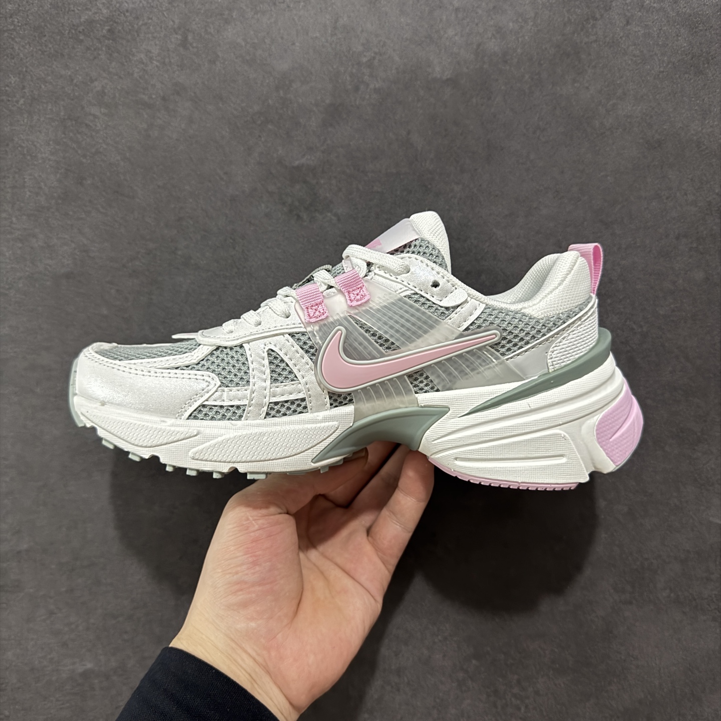 图片[2]-【公司级】NK V2k Runtekk 复古老爹鞋跑步鞋 HQ4046-100 材质上使用大面积网眼 皮革 TPU 组成 支撑和透气性肯定不错 中底处由 Cushlon 泡绵打造 保证在压马路时可以提供优秀脚感 并通过一手做旧氧化效果突出复古感 中底造型很容易让大家联想到巴黎世家3XL 增高效果同样不能忽视 尺码：36 36.5 37.5 38 38.5 39 40-选品中心