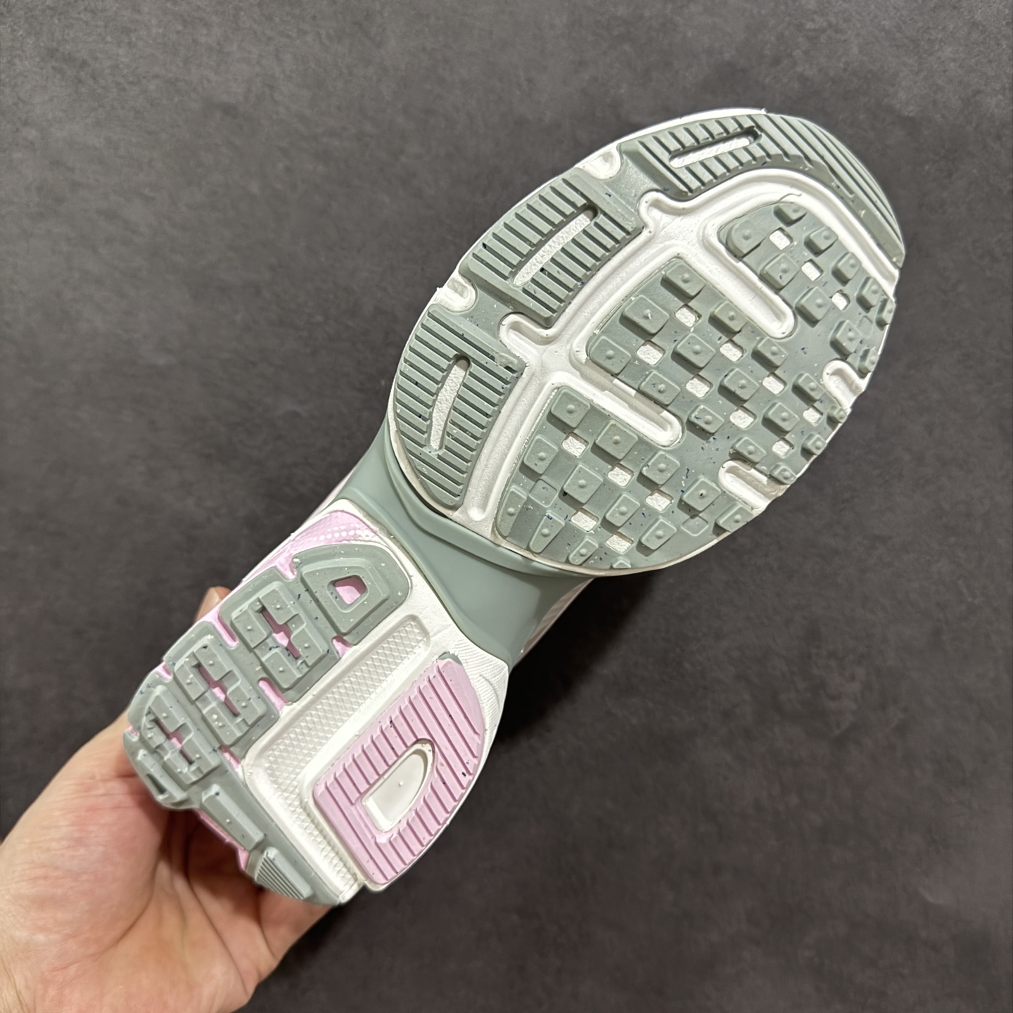 图片[9]-【公司级】NK V2k Runtekk 复古老爹鞋跑步鞋 HQ4046-100 材质上使用大面积网眼 皮革 TPU 组成 支撑和透气性肯定不错 中底处由 Cushlon 泡绵打造 保证在压马路时可以提供优秀脚感 并通过一手做旧氧化效果突出复古感 中底造型很容易让大家联想到巴黎世家3XL 增高效果同样不能忽视 尺码：36 36.5 37.5 38 38.5 39 40-选品中心