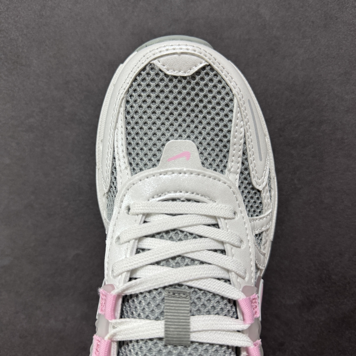 图片[8]-【公司级】NK V2k Runtekk 复古老爹鞋跑步鞋 HQ4046-100 材质上使用大面积网眼 皮革 TPU 组成 支撑和透气性肯定不错 中底处由 Cushlon 泡绵打造 保证在压马路时可以提供优秀脚感 并通过一手做旧氧化效果突出复古感 中底造型很容易让大家联想到巴黎世家3XL 增高效果同样不能忽视 尺码：36 36.5 37.5 38 38.5 39 40-选品中心