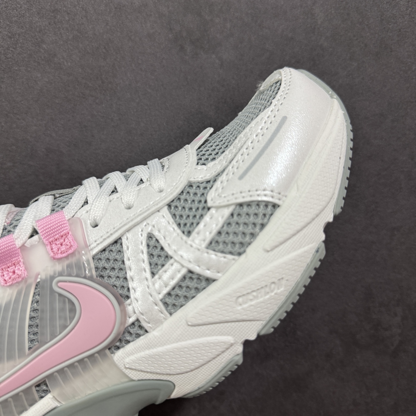 图片[5]-【公司级】NK V2k Runtekk 复古老爹鞋跑步鞋 HQ4046-100 材质上使用大面积网眼 皮革 TPU 组成 支撑和透气性肯定不错 中底处由 Cushlon 泡绵打造 保证在压马路时可以提供优秀脚感 并通过一手做旧氧化效果突出复古感 中底造型很容易让大家联想到巴黎世家3XL 增高效果同样不能忽视 尺码：36 36.5 37.5 38 38.5 39 40-选品中心