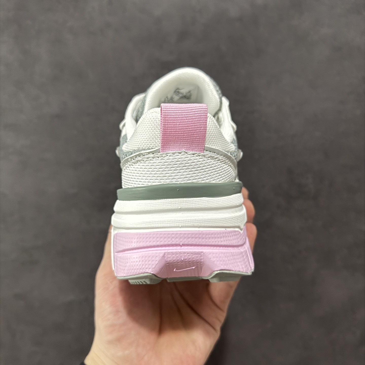 图片[4]-【公司级】NK V2k Runtekk 复古老爹鞋跑步鞋 HQ4046-100 材质上使用大面积网眼 皮革 TPU 组成 支撑和透气性肯定不错 中底处由 Cushlon 泡绵打造 保证在压马路时可以提供优秀脚感 并通过一手做旧氧化效果突出复古感 中底造型很容易让大家联想到巴黎世家3XL 增高效果同样不能忽视 尺码：36 36.5 37.5 38 38.5 39 40-选品中心