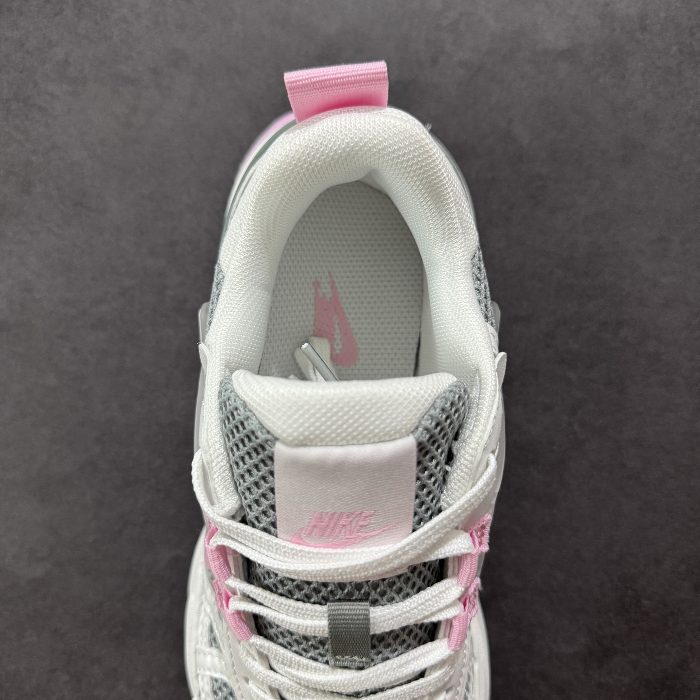 图片[7]-【公司级】NK V2k Runtekk 复古老爹鞋跑步鞋 HQ4046-100 材质上使用大面积网眼 皮革 TPU 组成 支撑和透气性肯定不错 中底处由 Cushlon 泡绵打造 保证在压马路时可以提供优秀脚感 并通过一手做旧氧化效果突出复古感 中底造型很容易让大家联想到巴黎世家3XL 增高效果同样不能忽视 尺码：36 36.5 37.5 38 38.5 39 40-选品中心