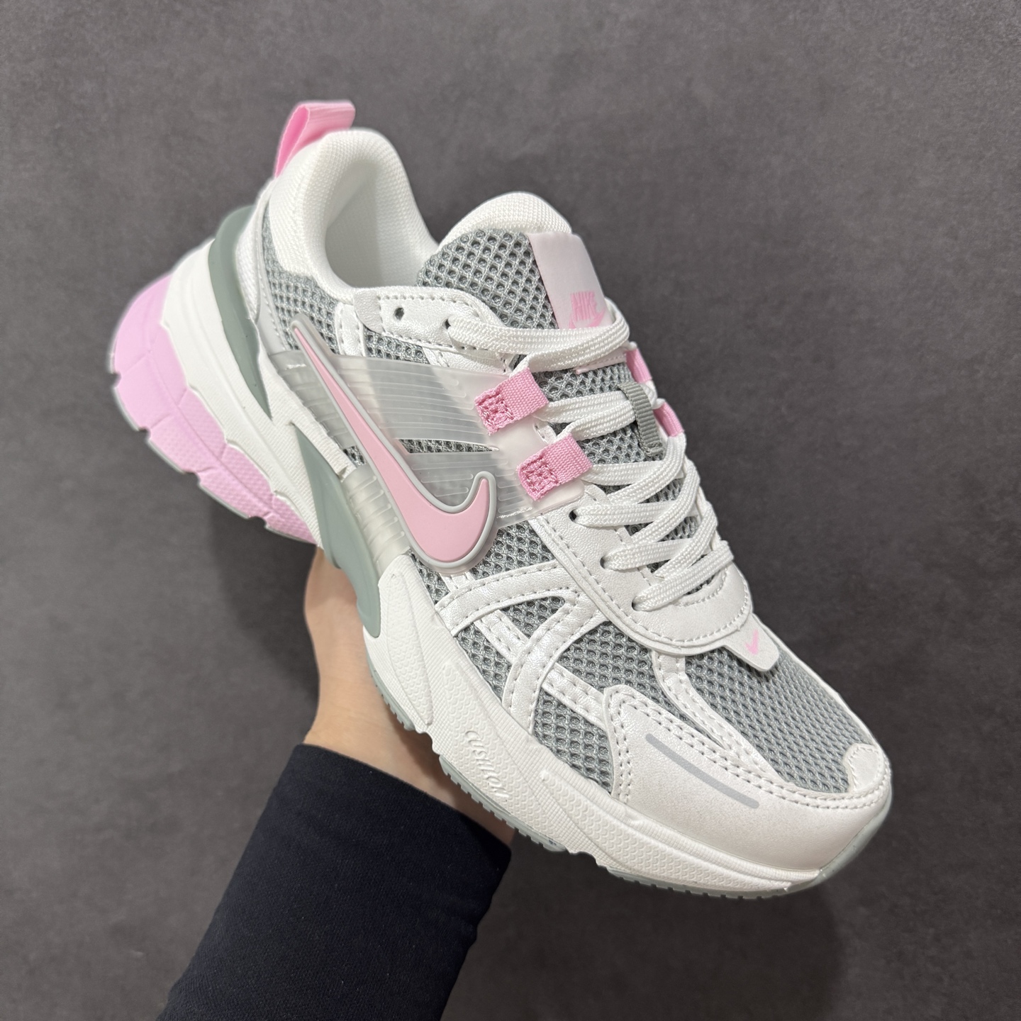 图片[3]-【公司级】NK V2k Runtekk 复古老爹鞋跑步鞋 HQ4046-100 材质上使用大面积网眼 皮革 TPU 组成 支撑和透气性肯定不错 中底处由 Cushlon 泡绵打造 保证在压马路时可以提供优秀脚感 并通过一手做旧氧化效果突出复古感 中底造型很容易让大家联想到巴黎世家3XL 增高效果同样不能忽视 尺码：36 36.5 37.5 38 38.5 39 40-选品中心