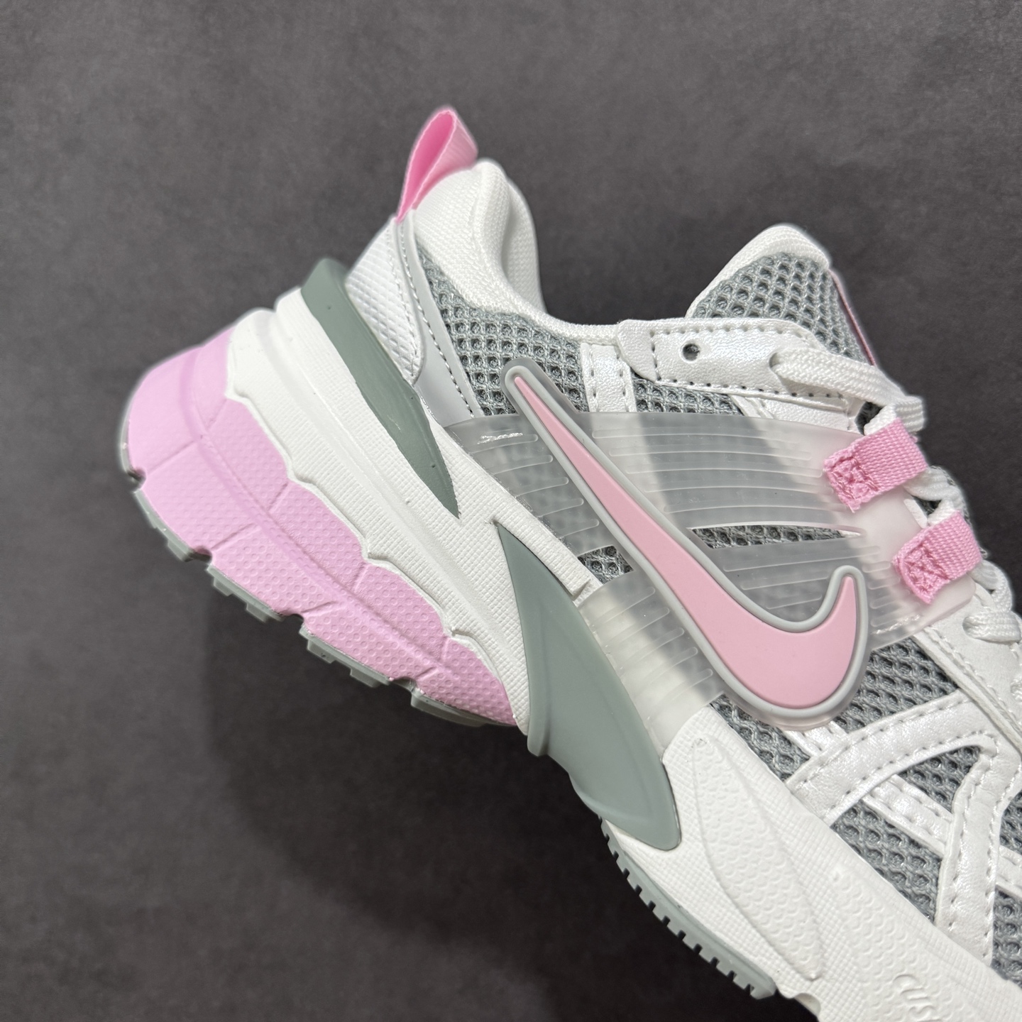 图片[6]-【公司级】NK V2k Runtekk 复古老爹鞋跑步鞋 HQ4046-100 材质上使用大面积网眼 皮革 TPU 组成 支撑和透气性肯定不错 中底处由 Cushlon 泡绵打造 保证在压马路时可以提供优秀脚感 并通过一手做旧氧化效果突出复古感 中底造型很容易让大家联想到巴黎世家3XL 增高效果同样不能忽视 尺码：36 36.5 37.5 38 38.5 39 40-选品中心