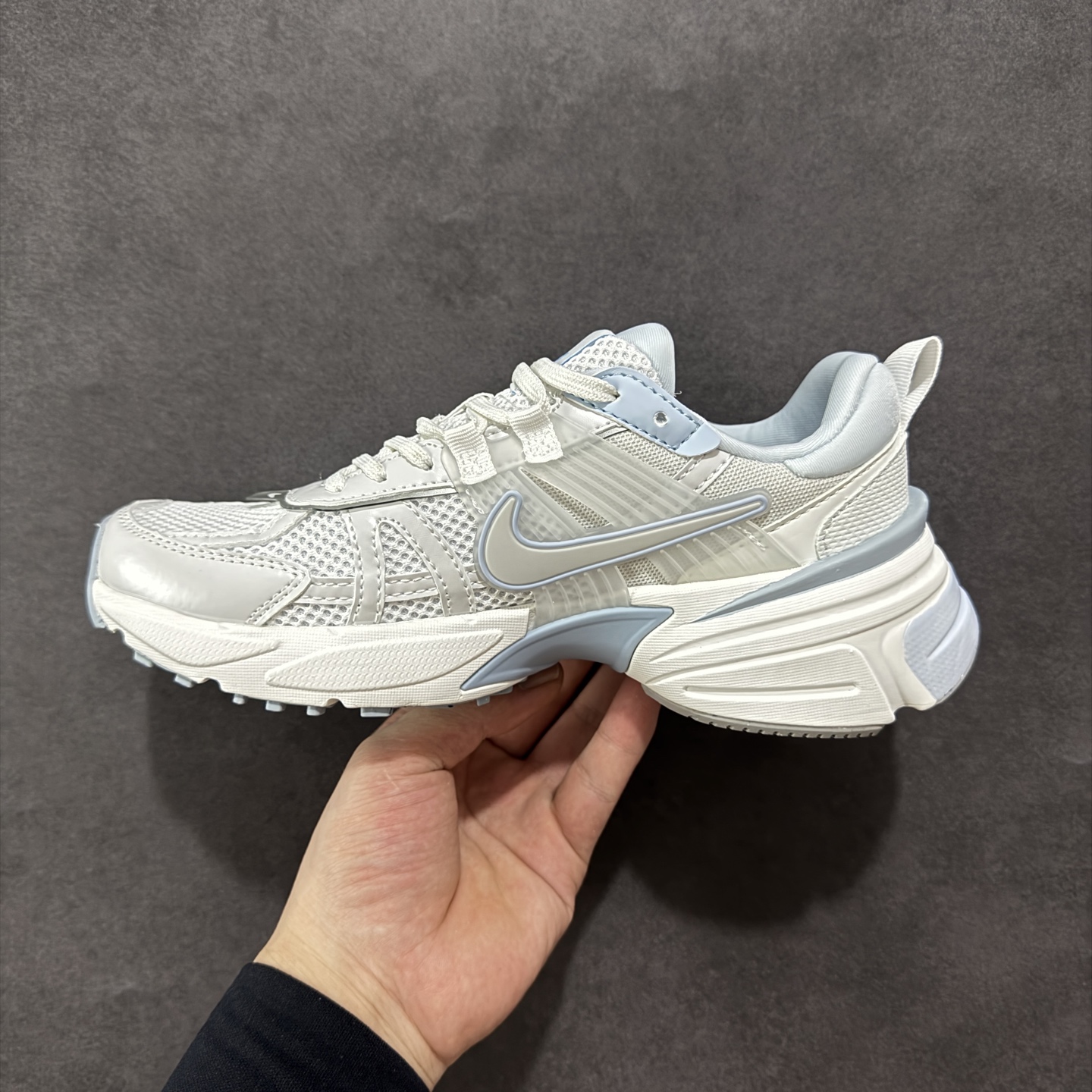 图片[2]-【公司级】NK V2k Runtekk 复古老爹鞋跑步鞋 FD0736-009 材质上使用大面积网眼 皮革 TPU 组成 支撑和透气性肯定不错 中底处由 Cushlon 泡绵打造 保证在压马路时可以提供优秀脚感 并通过一手做旧氧化效果突出复古感 中底造型很容易让大家联想到巴黎世家3XL 增高效果同样不能忽视 尺码：36 36.5 37.5 38 38.5 39 40-选品中心