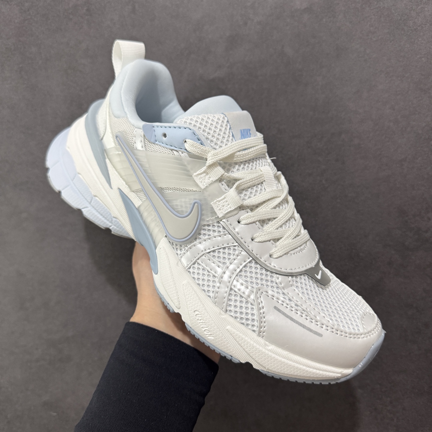 图片[3]-【公司级】NK V2k Runtekk 复古老爹鞋跑步鞋 FD0736-009 材质上使用大面积网眼 皮革 TPU 组成 支撑和透气性肯定不错 中底处由 Cushlon 泡绵打造 保证在压马路时可以提供优秀脚感 并通过一手做旧氧化效果突出复古感 中底造型很容易让大家联想到巴黎世家3XL 增高效果同样不能忽视 尺码：36 36.5 37.5 38 38.5 39 40-选品中心