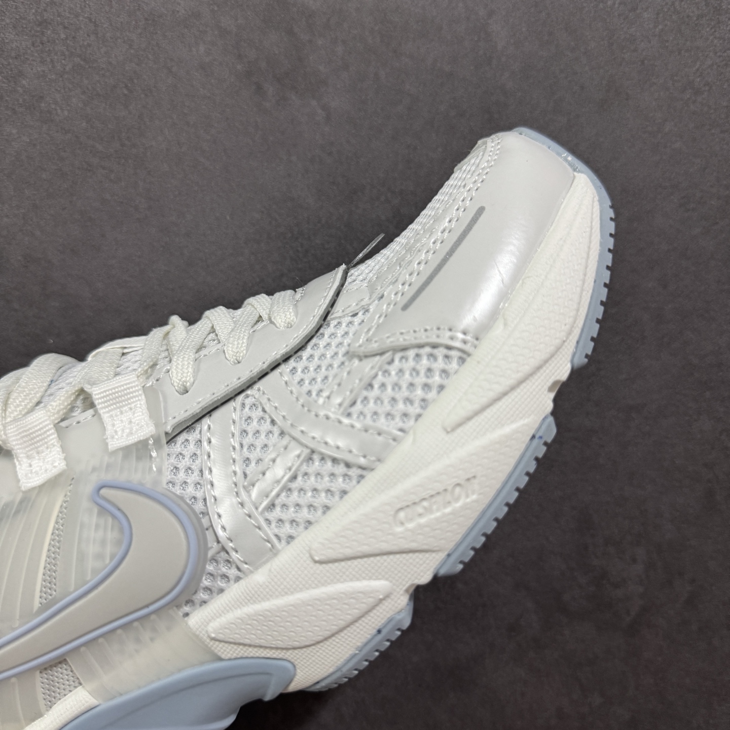 图片[5]-【公司级】NK V2k Runtekk 复古老爹鞋跑步鞋 FD0736-009 材质上使用大面积网眼 皮革 TPU 组成 支撑和透气性肯定不错 中底处由 Cushlon 泡绵打造 保证在压马路时可以提供优秀脚感 并通过一手做旧氧化效果突出复古感 中底造型很容易让大家联想到巴黎世家3XL 增高效果同样不能忽视 尺码：36 36.5 37.5 38 38.5 39 40-选品中心