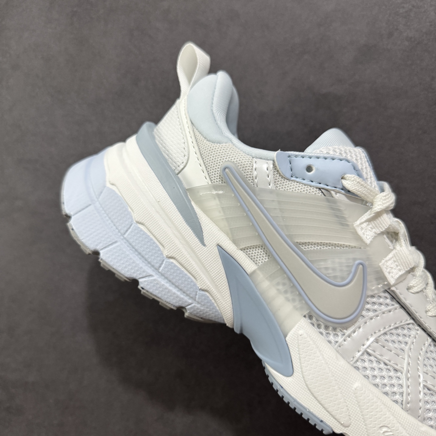 图片[6]-【公司级】NK V2k Runtekk 复古老爹鞋跑步鞋 FD0736-009 材质上使用大面积网眼 皮革 TPU 组成 支撑和透气性肯定不错 中底处由 Cushlon 泡绵打造 保证在压马路时可以提供优秀脚感 并通过一手做旧氧化效果突出复古感 中底造型很容易让大家联想到巴黎世家3XL 增高效果同样不能忽视 尺码：36 36.5 37.5 38 38.5 39 40-选品中心