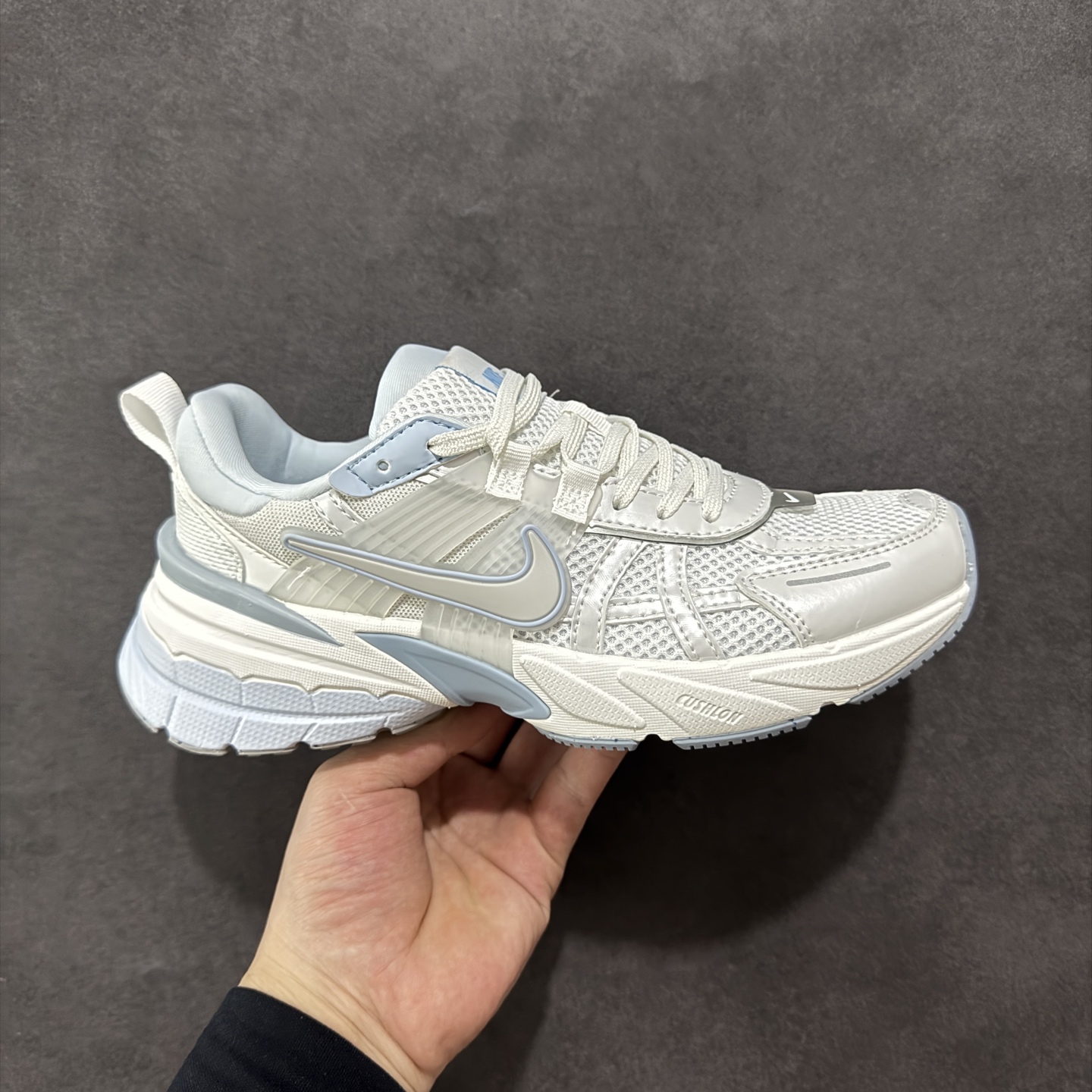 【公司级】NK V2k Runtekk 复古老爹鞋跑步鞋 FD0736-009 材质上使用大面积网眼 皮革 TPU 组成 支撑和透气性肯定不错 中底处由 Cushlon 泡绵打造 保证在压马路时可以提供优秀脚感 并通过一手做旧氧化效果突出复古感 中底造型很容易让大家联想到巴黎世家3XL 增高效果同样不能忽视 尺码:36 36.5 37.5 38 38.5 39 40-选品中心