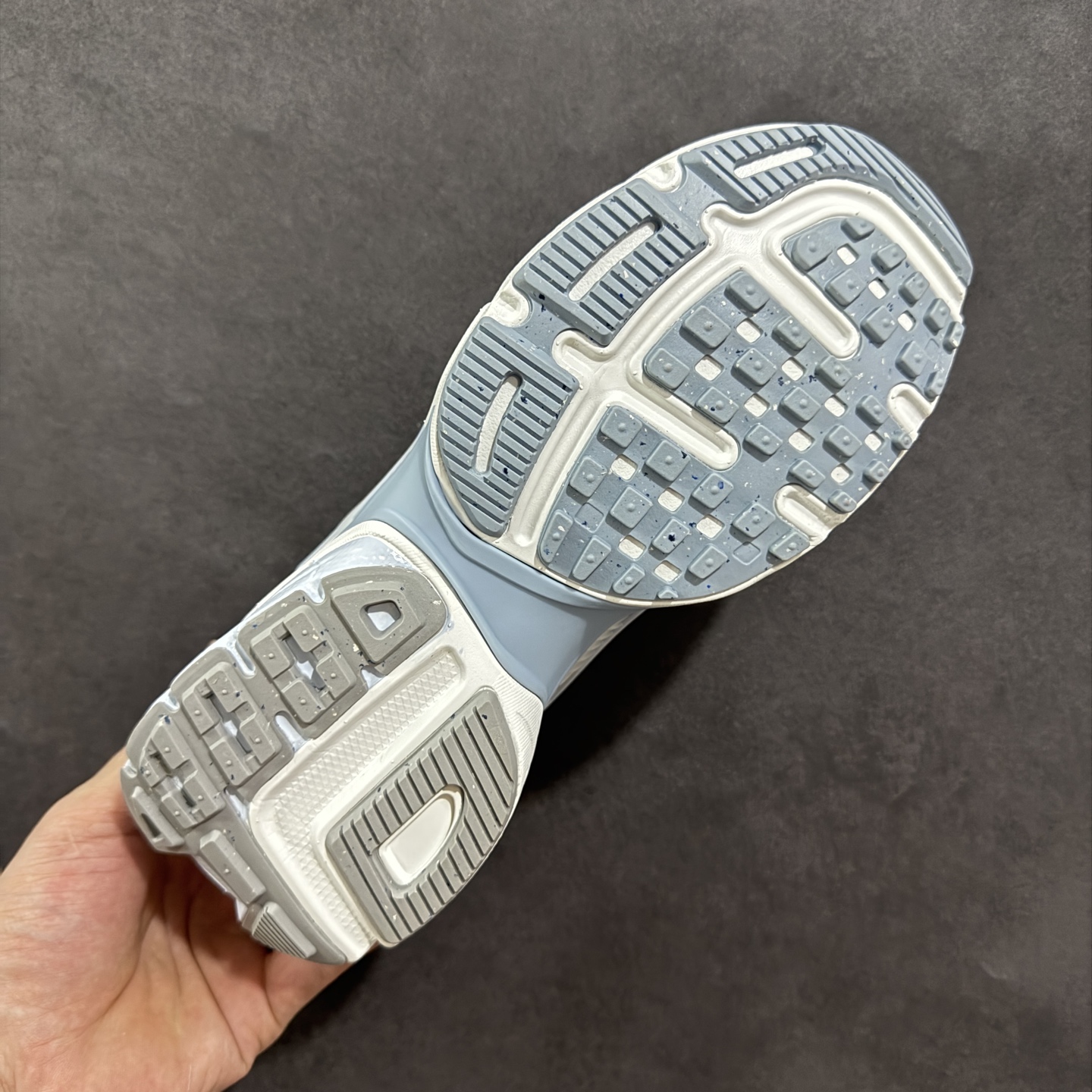 图片[9]-【公司级】NK V2k Runtekk 复古老爹鞋跑步鞋 FD0736-009 材质上使用大面积网眼 皮革 TPU 组成 支撑和透气性肯定不错 中底处由 Cushlon 泡绵打造 保证在压马路时可以提供优秀脚感 并通过一手做旧氧化效果突出复古感 中底造型很容易让大家联想到巴黎世家3XL 增高效果同样不能忽视 尺码：36 36.5 37.5 38 38.5 39 40-选品中心