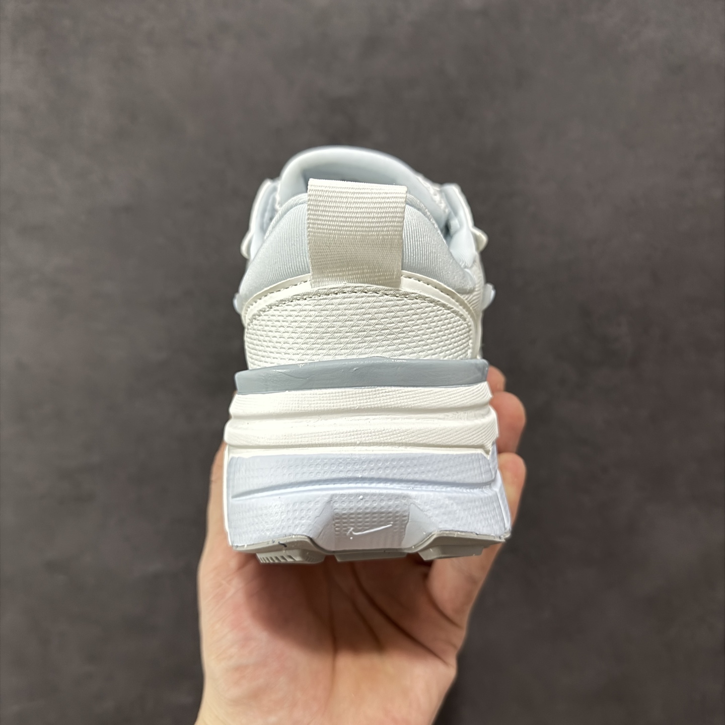 图片[4]-【公司级】NK V2k Runtekk 复古老爹鞋跑步鞋 FD0736-009 材质上使用大面积网眼 皮革 TPU 组成 支撑和透气性肯定不错 中底处由 Cushlon 泡绵打造 保证在压马路时可以提供优秀脚感 并通过一手做旧氧化效果突出复古感 中底造型很容易让大家联想到巴黎世家3XL 增高效果同样不能忽视 尺码：36 36.5 37.5 38 38.5 39 40-选品中心