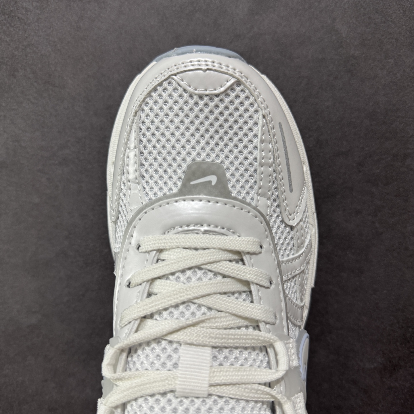 图片[8]-【公司级】NK V2k Runtekk 复古老爹鞋跑步鞋 FD0736-009 材质上使用大面积网眼 皮革 TPU 组成 支撑和透气性肯定不错 中底处由 Cushlon 泡绵打造 保证在压马路时可以提供优秀脚感 并通过一手做旧氧化效果突出复古感 中底造型很容易让大家联想到巴黎世家3XL 增高效果同样不能忽视 尺码：36 36.5 37.5 38 38.5 39 40-选品中心