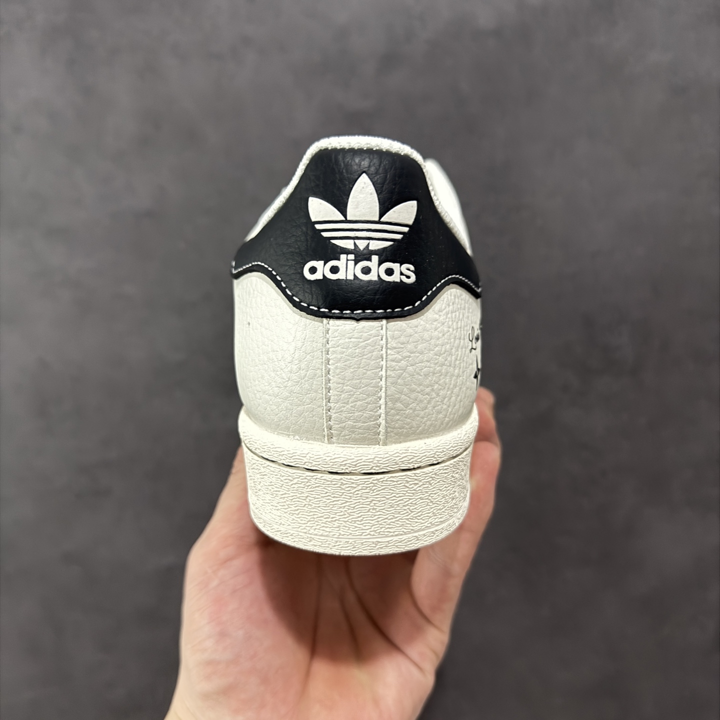  
【定制版】AD Originals Superstar x Louis Vuitton 白黑
采用全