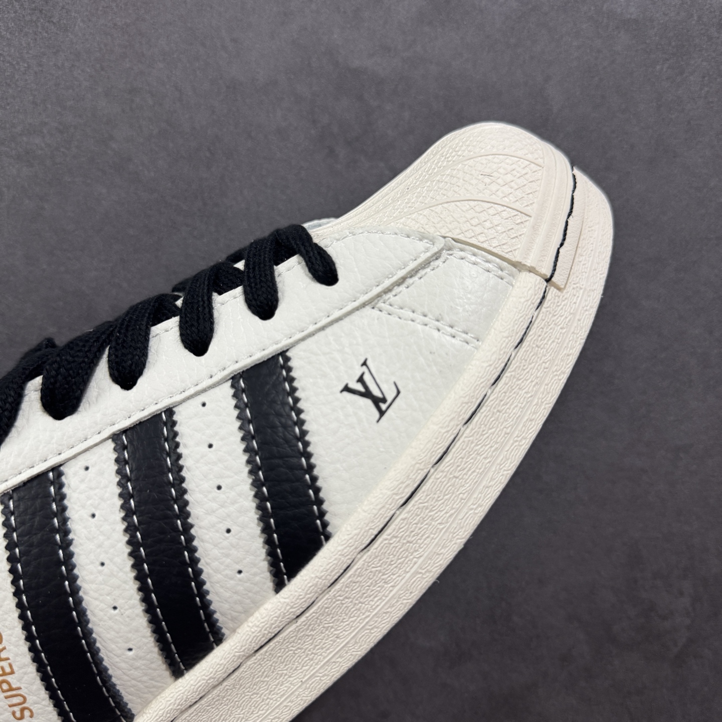  
【定制版】AD Originals Superstar x Louis Vuitton 白黑
采用全
