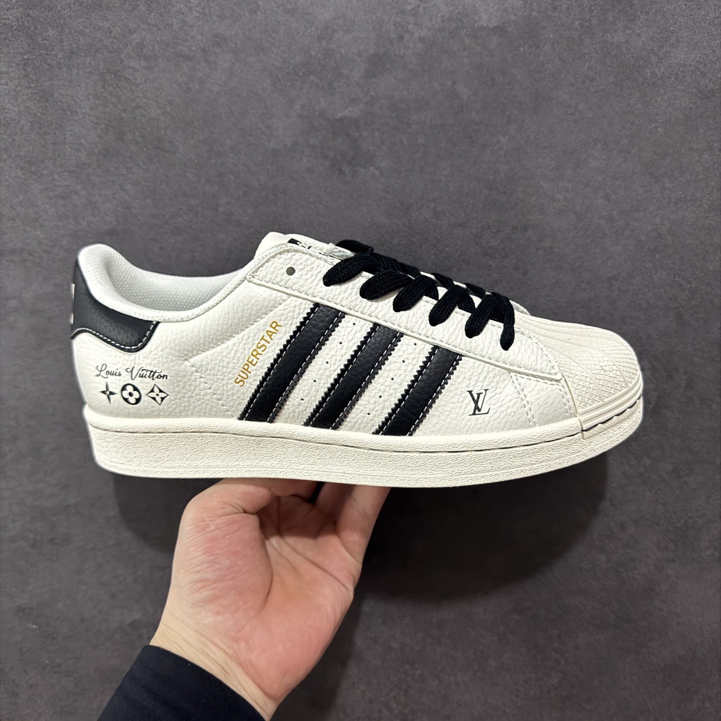  
【定制版】AD Originals Superstar x Louis Vuitton 白黑
采用全