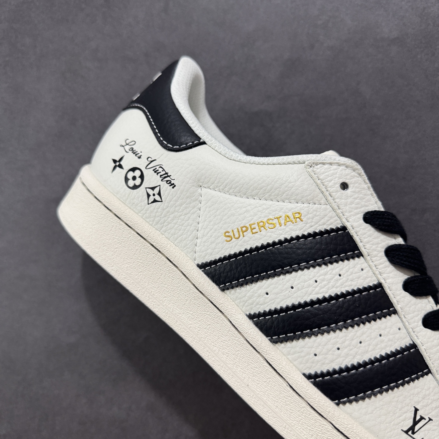  
【定制版】AD Originals Superstar x Louis Vuitton 白黑
采用全