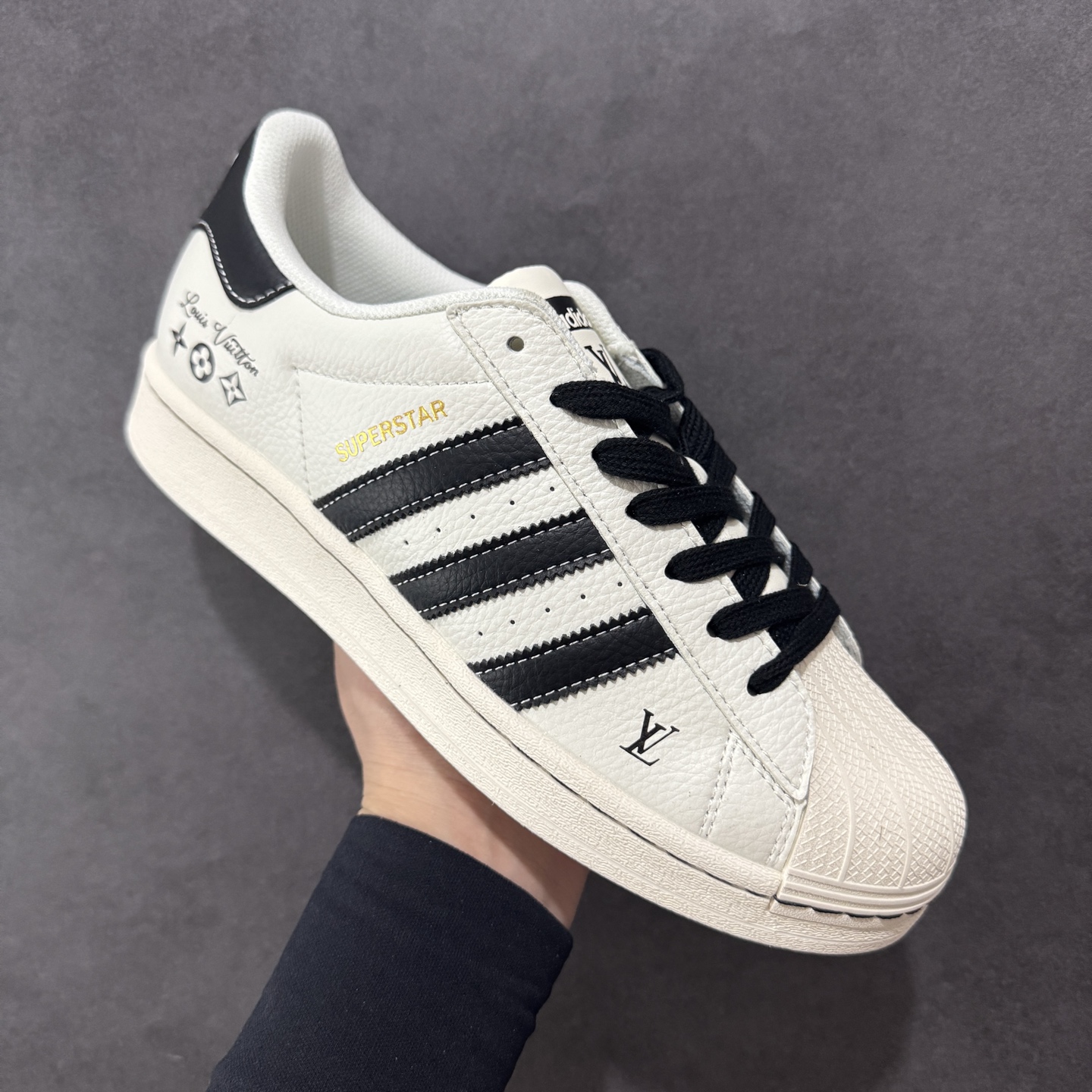  
【定制版】AD Originals Superstar x Louis Vuitton 白黑
采用全
