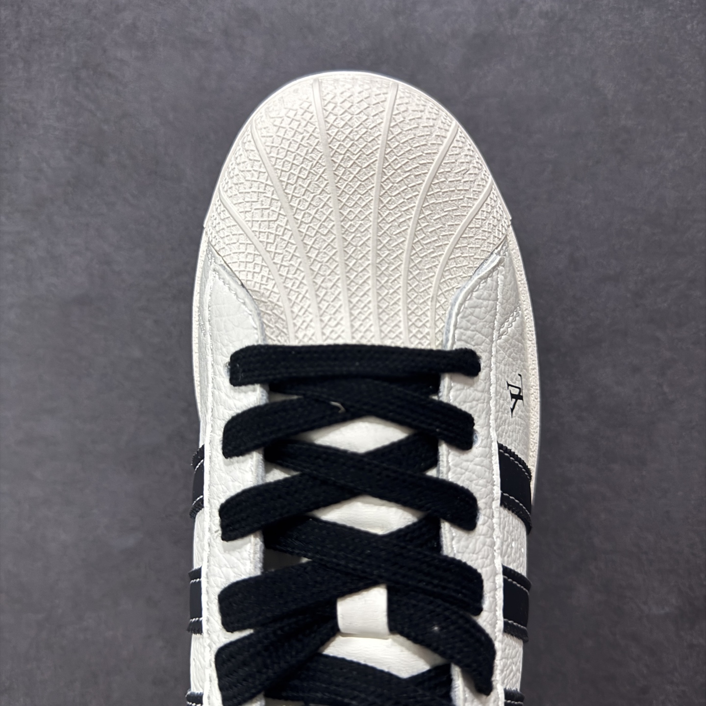  
【定制版】AD Originals Superstar x Louis Vuitton 白黑
采用全