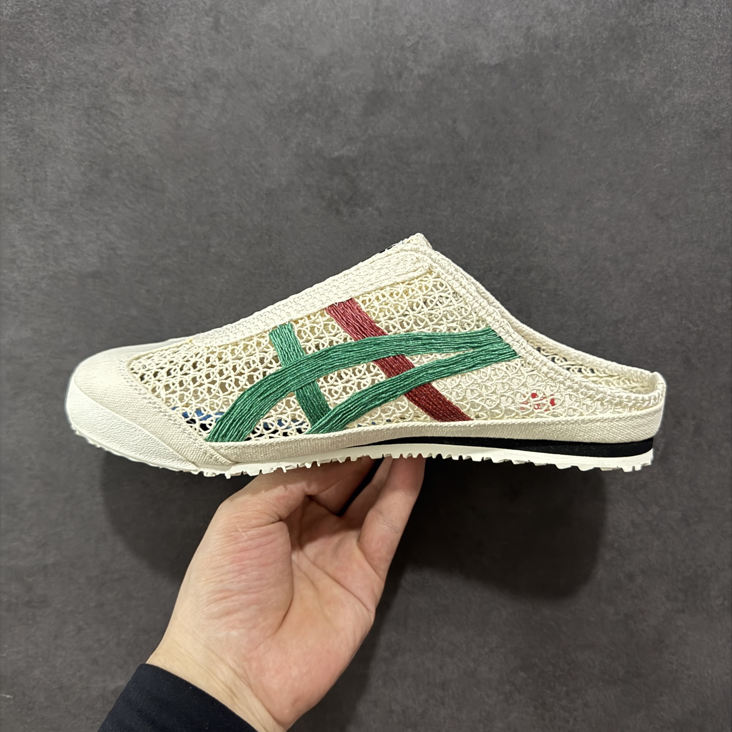 图片[2]-【公司级】Asics Onitsuka Tiger鬼塚虎 鬼冢虎MEXICO 66 Sabot 半拖舒适日常 透气轻便 低帮 生活休闲鞋 男女OnitsukaTiger 鬼塚虎从运动中汲取灵感，并致力于打造融合舒适感受与创新设计的时尚品牌。品牌的设计风格既体现了对传统的致敬，同时也表达了对精致风格和现代创意的推崇。我们提供独具个性的全系列产品，打造从头到脚的整体穿搭。每件产品皆以精湛工艺匠心打造，细节考究，品质出众。 尺码：36 37 37.5 38 39 39.5 40.5 41.5 42 42.5 43.5 44 45-选品中心