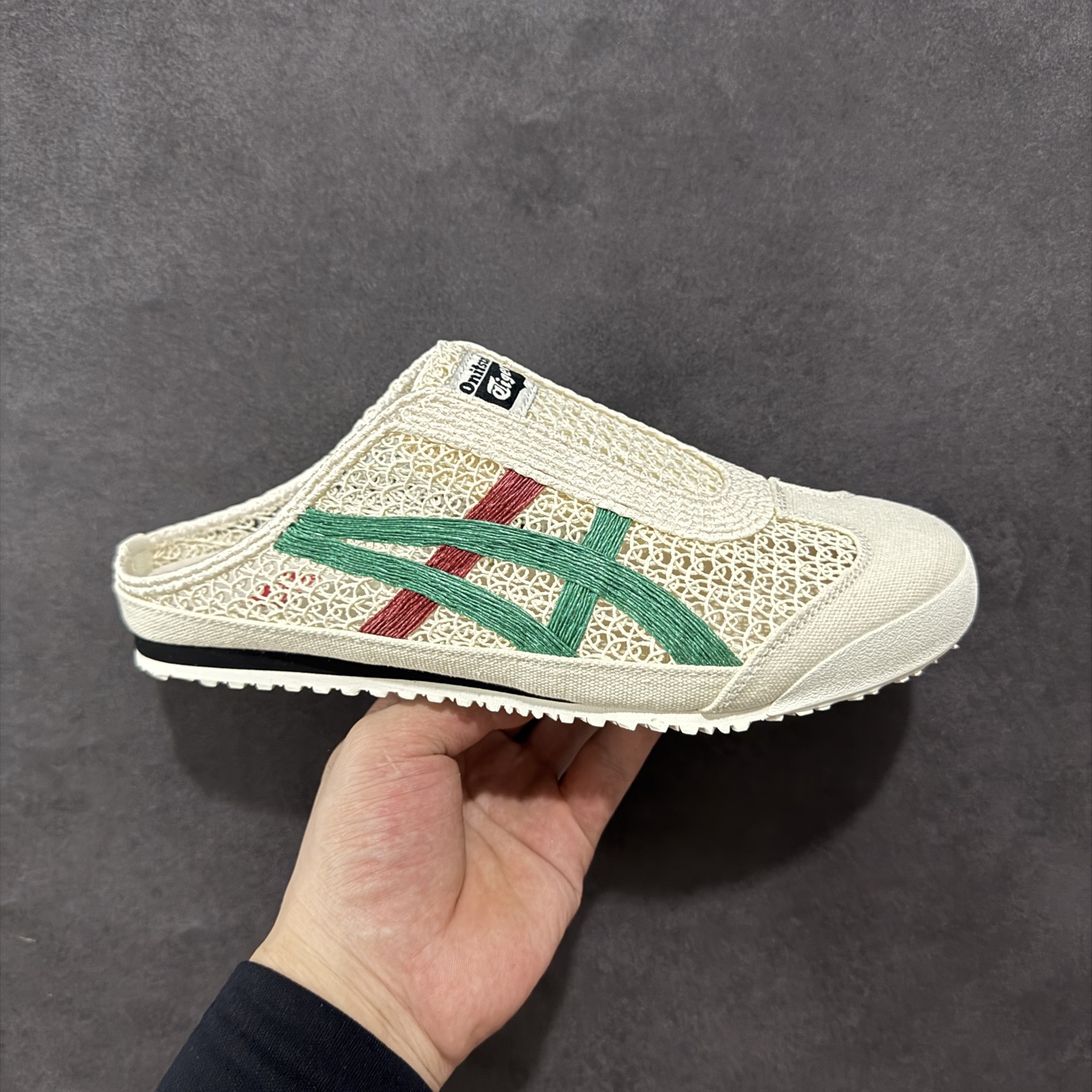 【公司级】Asics Onitsuka Tiger鬼塚虎 鬼冢虎MEXICO 66 Sabot 半拖舒适日常 透气轻便 低帮 生活休闲鞋 男女OnitsukaTiger 鬼塚虎从运动中汲取灵感,并致力于打造融合舒适感受与创新设计的时尚品牌。品牌的设计风格既体现了对传统的致敬,同时也表达了对精致风格和现代创意的推崇。我们提供独具个性的全系列产品,打造从头到脚的整体穿搭。每件产品皆以精湛工艺匠心打造,细节考究,品质出众。 尺码:36 37 37.5 38 39 39.5 40.5 41.5 42 42.5 43.5 44 45-选品中心