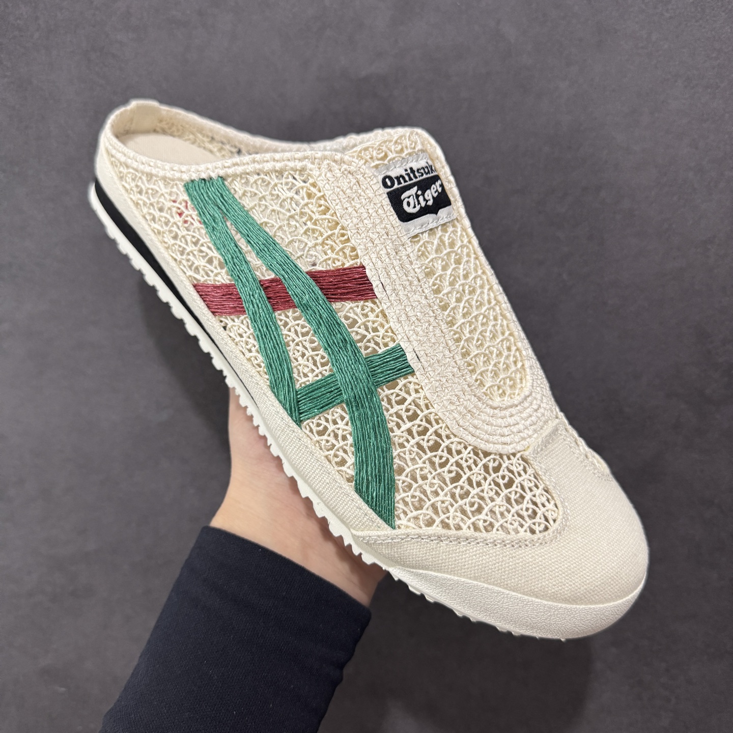 图片[3]-【公司级】Asics Onitsuka Tiger鬼塚虎 鬼冢虎MEXICO 66 Sabot 半拖舒适日常 透气轻便 低帮 生活休闲鞋 男女OnitsukaTiger 鬼塚虎从运动中汲取灵感，并致力于打造融合舒适感受与创新设计的时尚品牌。品牌的设计风格既体现了对传统的致敬，同时也表达了对精致风格和现代创意的推崇。我们提供独具个性的全系列产品，打造从头到脚的整体穿搭。每件产品皆以精湛工艺匠心打造，细节考究，品质出众。 尺码：36 37 37.5 38 39 39.5 40.5 41.5 42 42.5 43.5 44 45-选品中心