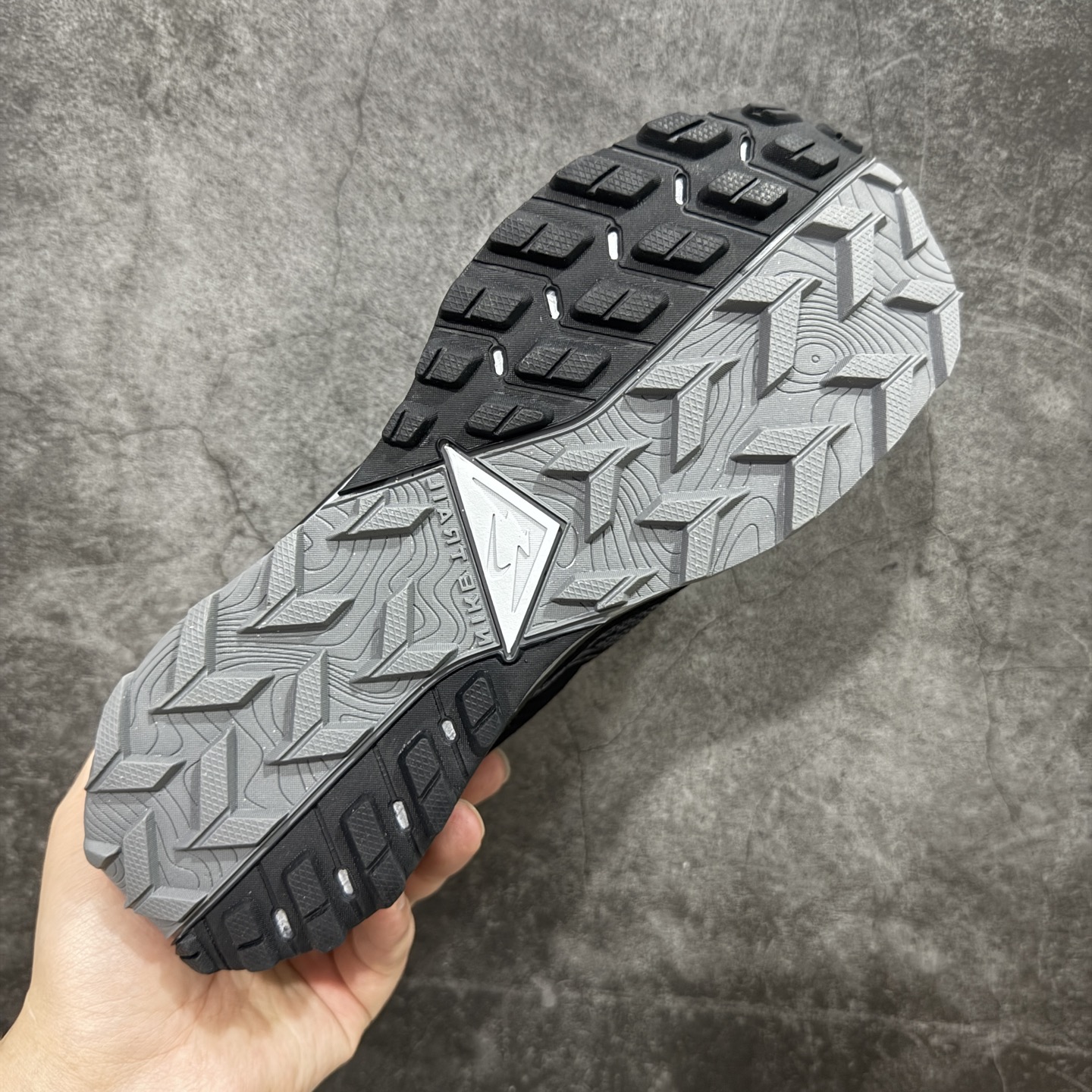 图片[9]-【公司级】耐克 Nike WildHorse 8 男子越野跑步鞋 飞野马八代 缓震透气 运动鞋 穿上Nike Wildhorse 8 越野跑步鞋，由步道起点往山顶前进，沿途征服蜿蜒小径、起伏山丘和棘手急弯。 此鞋款专为越野跑设计，集强劲抓地力、回弹缓震效能和可靠包覆设计于一身，助你在应对长距离越野跑和崎岖地形时站稳脚步，不断向前。优点：耐用，出色的锁定效果，充足的脚趾空间，在泥泞、湿地和雪地上有很好的抓地力，在硬地上也很舒适，稳定而具有保护性的中底，平稳、令人愉快的跑步感觉，最适合日常训练和越野长慢跑。 货号：DR2686-001 尺码：39-45含半码-选品中心