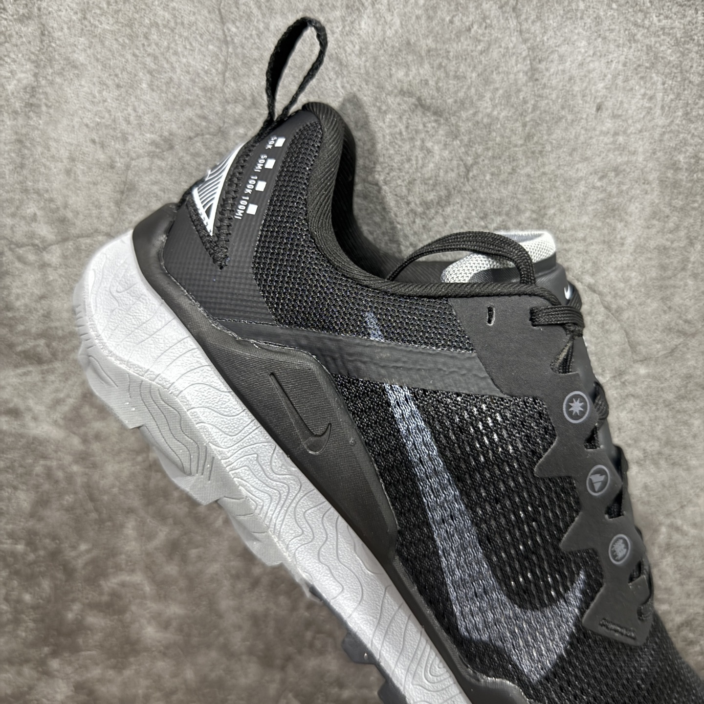 图片[7]-【公司级】耐克 Nike WildHorse 8 男子越野跑步鞋 飞野马八代 缓震透气 运动鞋 穿上Nike Wildhorse 8 越野跑步鞋，由步道起点往山顶前进，沿途征服蜿蜒小径、起伏山丘和棘手急弯。 此鞋款专为越野跑设计，集强劲抓地力、回弹缓震效能和可靠包覆设计于一身，助你在应对长距离越野跑和崎岖地形时站稳脚步，不断向前。优点：耐用，出色的锁定效果，充足的脚趾空间，在泥泞、湿地和雪地上有很好的抓地力，在硬地上也很舒适，稳定而具有保护性的中底，平稳、令人愉快的跑步感觉，最适合日常训练和越野长慢跑。 货号：DR2686-001 尺码：39-45含半码-选品中心