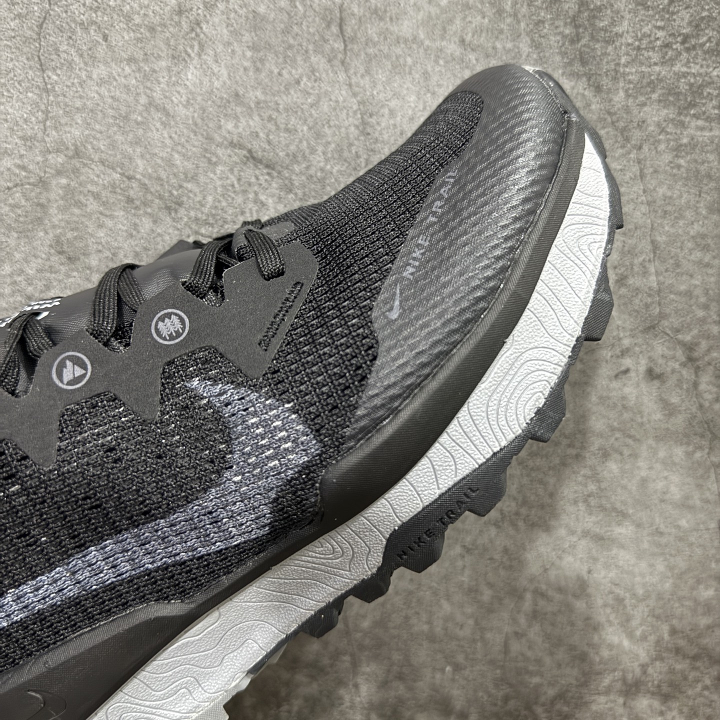 图片[6]-【公司级】耐克 Nike WildHorse 8 男子越野跑步鞋 飞野马八代 缓震透气 运动鞋 穿上Nike Wildhorse 8 越野跑步鞋，由步道起点往山顶前进，沿途征服蜿蜒小径、起伏山丘和棘手急弯。 此鞋款专为越野跑设计，集强劲抓地力、回弹缓震效能和可靠包覆设计于一身，助你在应对长距离越野跑和崎岖地形时站稳脚步，不断向前。优点：耐用，出色的锁定效果，充足的脚趾空间，在泥泞、湿地和雪地上有很好的抓地力，在硬地上也很舒适，稳定而具有保护性的中底，平稳、令人愉快的跑步感觉，最适合日常训练和越野长慢跑。 货号：DR2686-001 尺码：39-45含半码-选品中心