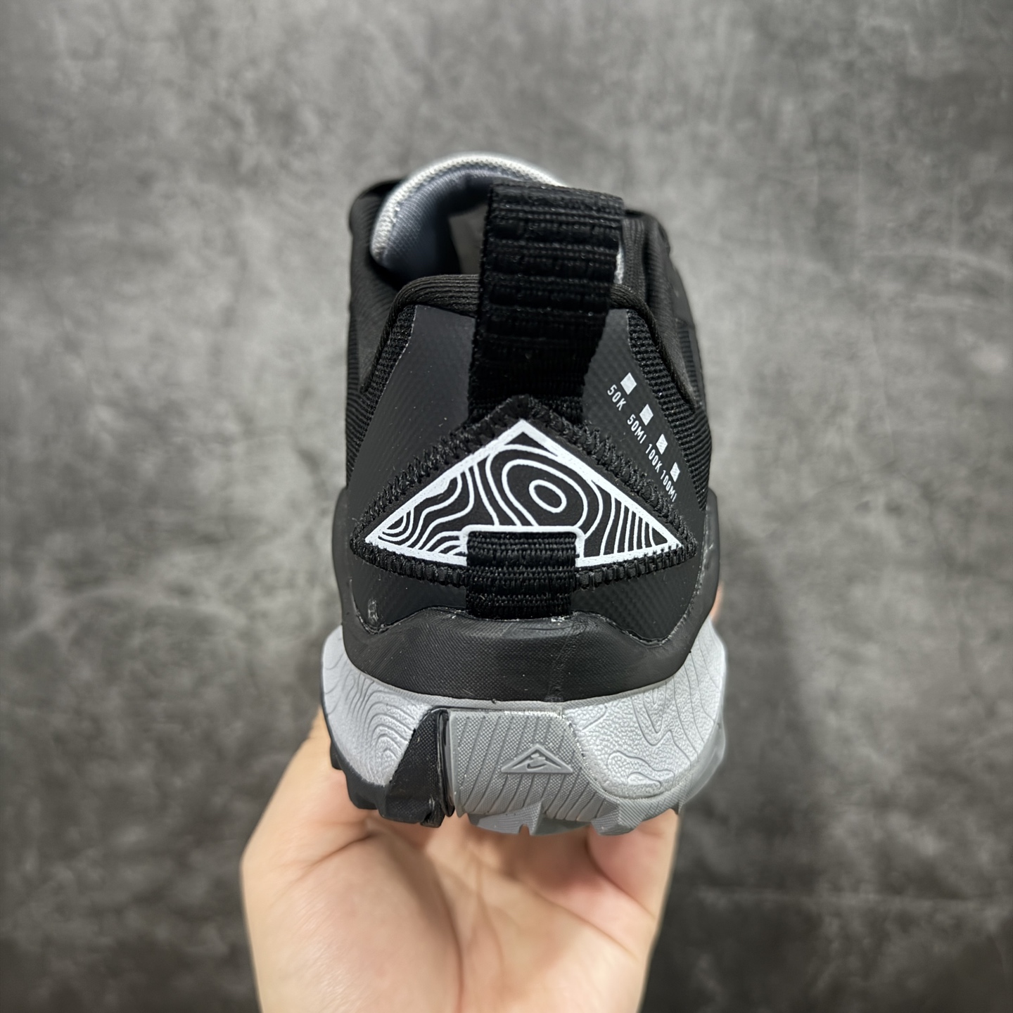 图片[4]-【公司级】耐克 Nike WildHorse 8 男子越野跑步鞋 飞野马八代 缓震透气 运动鞋 穿上Nike Wildhorse 8 越野跑步鞋，由步道起点往山顶前进，沿途征服蜿蜒小径、起伏山丘和棘手急弯。 此鞋款专为越野跑设计，集强劲抓地力、回弹缓震效能和可靠包覆设计于一身，助你在应对长距离越野跑和崎岖地形时站稳脚步，不断向前。优点：耐用，出色的锁定效果，充足的脚趾空间，在泥泞、湿地和雪地上有很好的抓地力，在硬地上也很舒适，稳定而具有保护性的中底，平稳、令人愉快的跑步感觉，最适合日常训练和越野长慢跑。 货号：DR2686-001 尺码：39-45含半码-选品中心