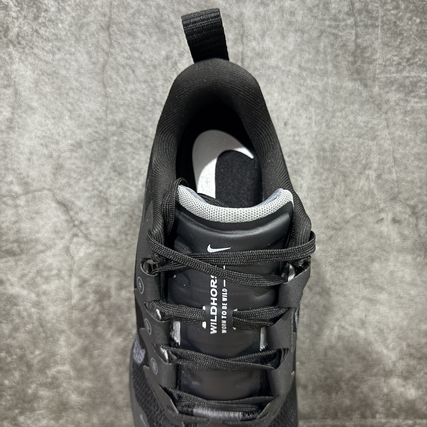 图片[8]-【公司级】耐克 Nike WildHorse 8 男子越野跑步鞋 飞野马八代 缓震透气 运动鞋 穿上Nike Wildhorse 8 越野跑步鞋，由步道起点往山顶前进，沿途征服蜿蜒小径、起伏山丘和棘手急弯。 此鞋款专为越野跑设计，集强劲抓地力、回弹缓震效能和可靠包覆设计于一身，助你在应对长距离越野跑和崎岖地形时站稳脚步，不断向前。优点：耐用，出色的锁定效果，充足的脚趾空间，在泥泞、湿地和雪地上有很好的抓地力，在硬地上也很舒适，稳定而具有保护性的中底，平稳、令人愉快的跑步感觉，最适合日常训练和越野长慢跑。 货号：DR2686-001 尺码：39-45含半码-选品中心