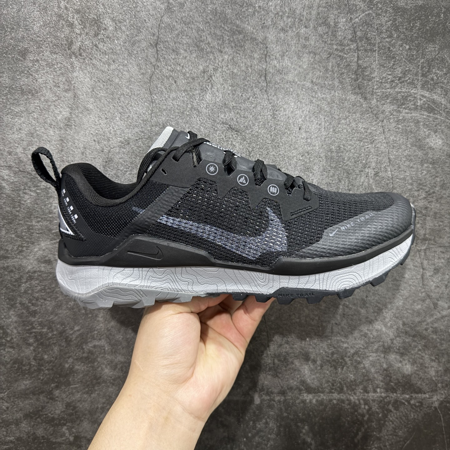 【公司级】耐克 Nike WildHorse 8 男子越野跑步鞋 飞野马八代 缓震透气 运动鞋 穿上Nike Wildhorse 8 越野跑步鞋，由步道起点往山顶前进，沿途征服蜿蜒小径、起伏山丘和棘手急弯。 此鞋款专为越野跑设计，集强劲抓地力、回弹缓震效能和可靠包覆设计于一身，助你在应对长距离越野跑和崎岖地形时站稳脚步，不断向前。优点：耐用，出色的锁定效果，充足的脚趾空间，在泥泞、湿地和雪地上有很好的抓地力，在硬地上也很舒适，稳定而具有保护性的中底，平稳、令人愉快的跑步感觉，最适合日常训练和越野长慢跑。 货号：DR2686-001 尺码：39-45含半码-选品中心