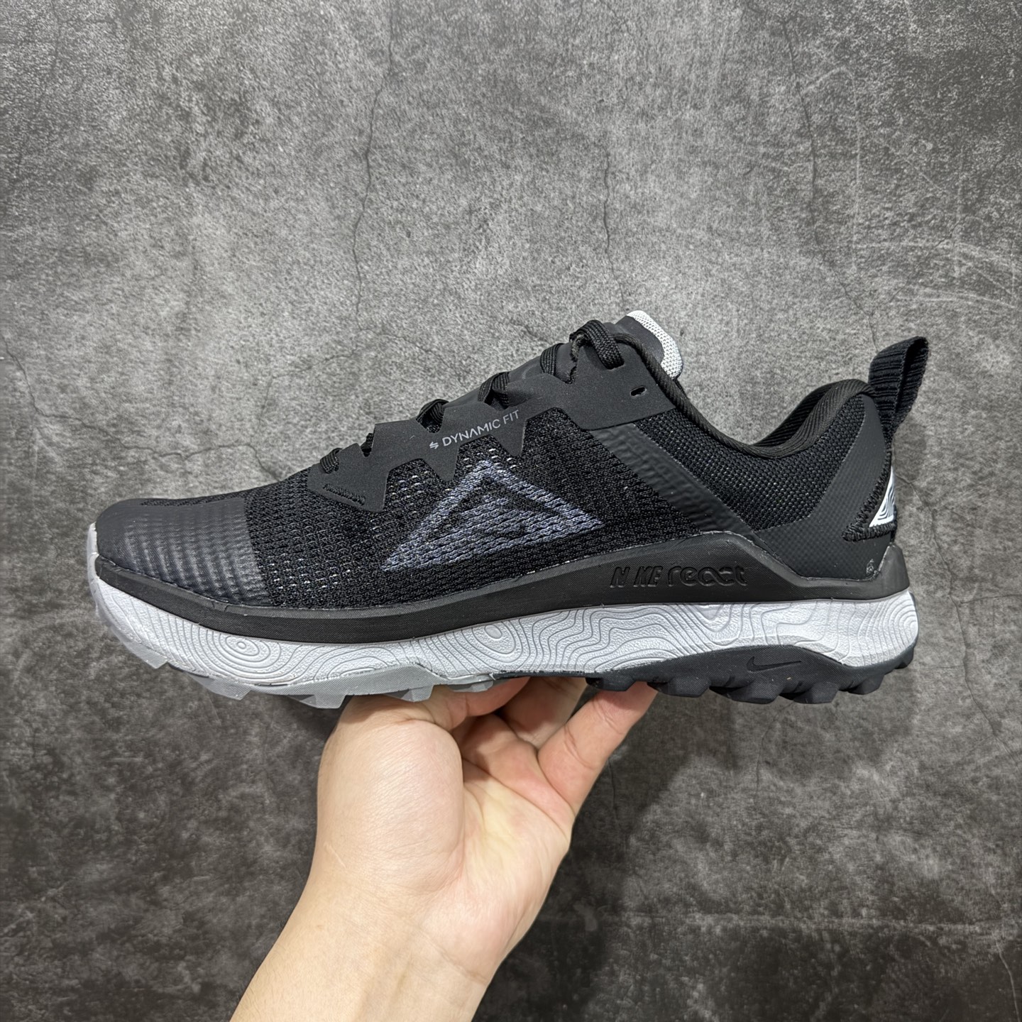 图片[2]-【公司级】耐克 Nike WildHorse 8 男子越野跑步鞋 飞野马八代 缓震透气 运动鞋 穿上Nike Wildhorse 8 越野跑步鞋，由步道起点往山顶前进，沿途征服蜿蜒小径、起伏山丘和棘手急弯。 此鞋款专为越野跑设计，集强劲抓地力、回弹缓震效能和可靠包覆设计于一身，助你在应对长距离越野跑和崎岖地形时站稳脚步，不断向前。优点：耐用，出色的锁定效果，充足的脚趾空间，在泥泞、湿地和雪地上有很好的抓地力，在硬地上也很舒适，稳定而具有保护性的中底，平稳、令人愉快的跑步感觉，最适合日常训练和越野长慢跑。 货号：DR2686-001 尺码：39-45含半码-选品中心